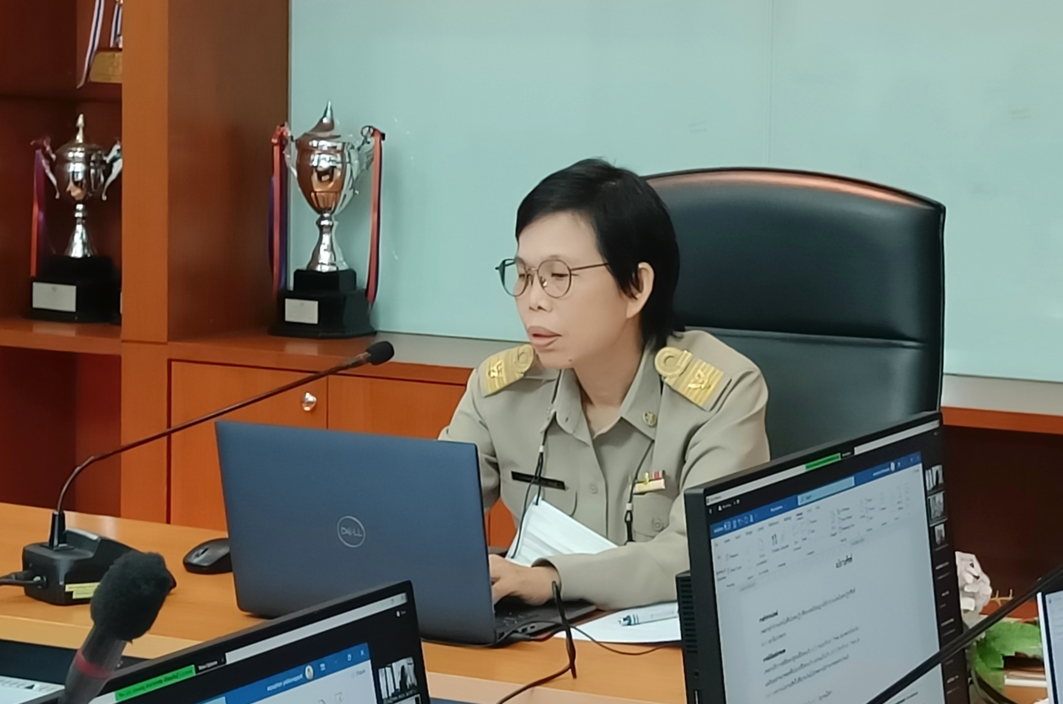 การประชุมคณะจัดทำร่างคู่มือแนวทางการจัดที่ดินทำกินในเขตปฏิรูปที่ดิน ตามแผนการดำเนินงานของคณะทำงานกำกับ ติดตาม ร่วมบูรณาการงานจัดที่ดินของ ส.ป.ก. พร้อมปะชุมผ่านระบบออนไลน์ (ผ่านสื่ออิเล็กทรอนิกส์ระบบ Zoom Meeting)  (ข่าวแชร์)