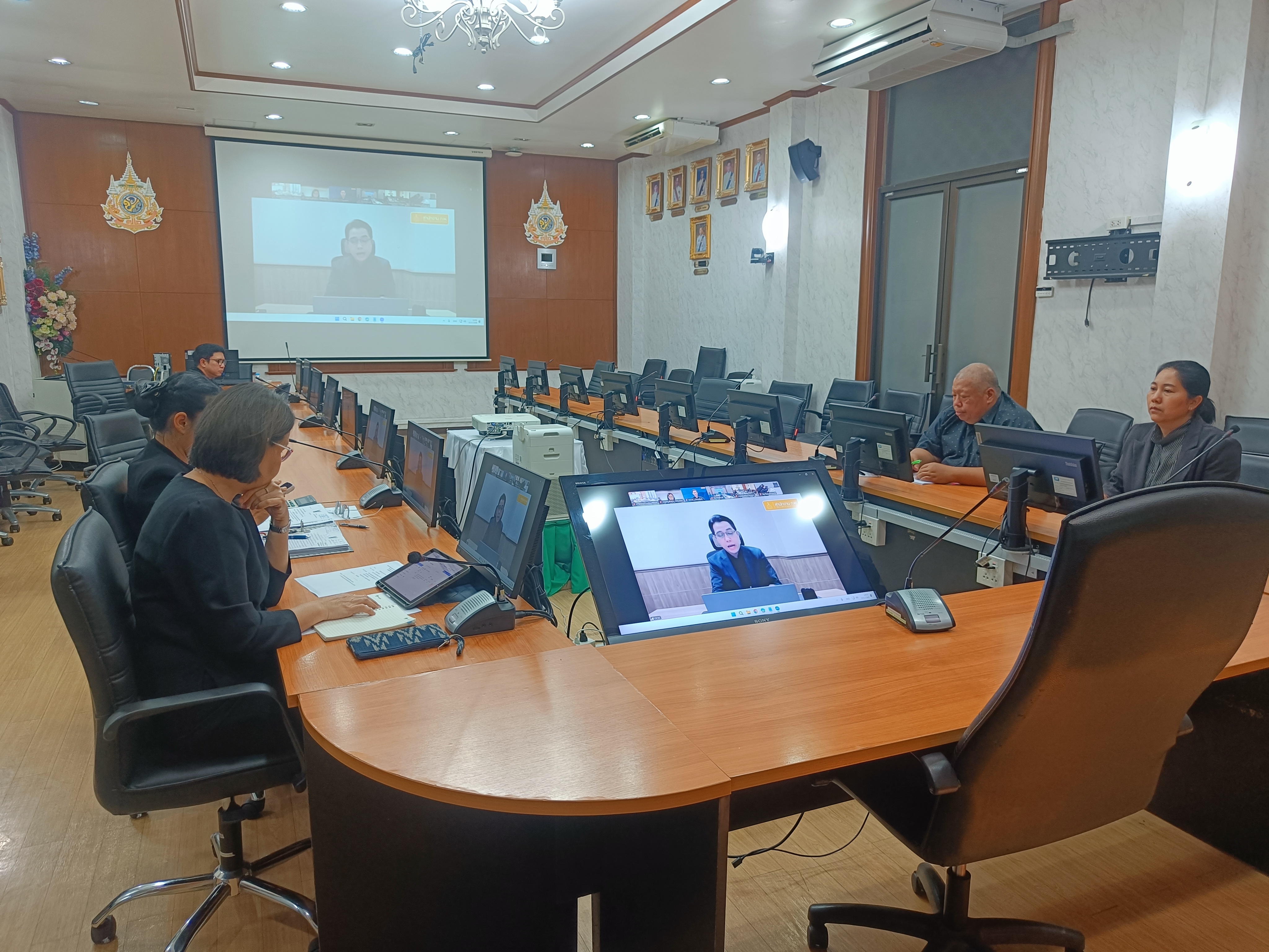 เข้าร่วมรับฟังการประชุมชี้แจงในเรื่องการปรับปรุงหลักเกณฑ์และวิธีการประเมินผลการปฏิบัติราชการผู้บริหารของส่วนราชการ ผ่านสื่ออิเล็กทรอนิกส์ (ระบบ Zoom Meeting และผ่านระบบ Youtube Live) ของสำนักงานคณะกรรมการข้าราชการพลเรือน (สำนักงาน ก.พ.) 