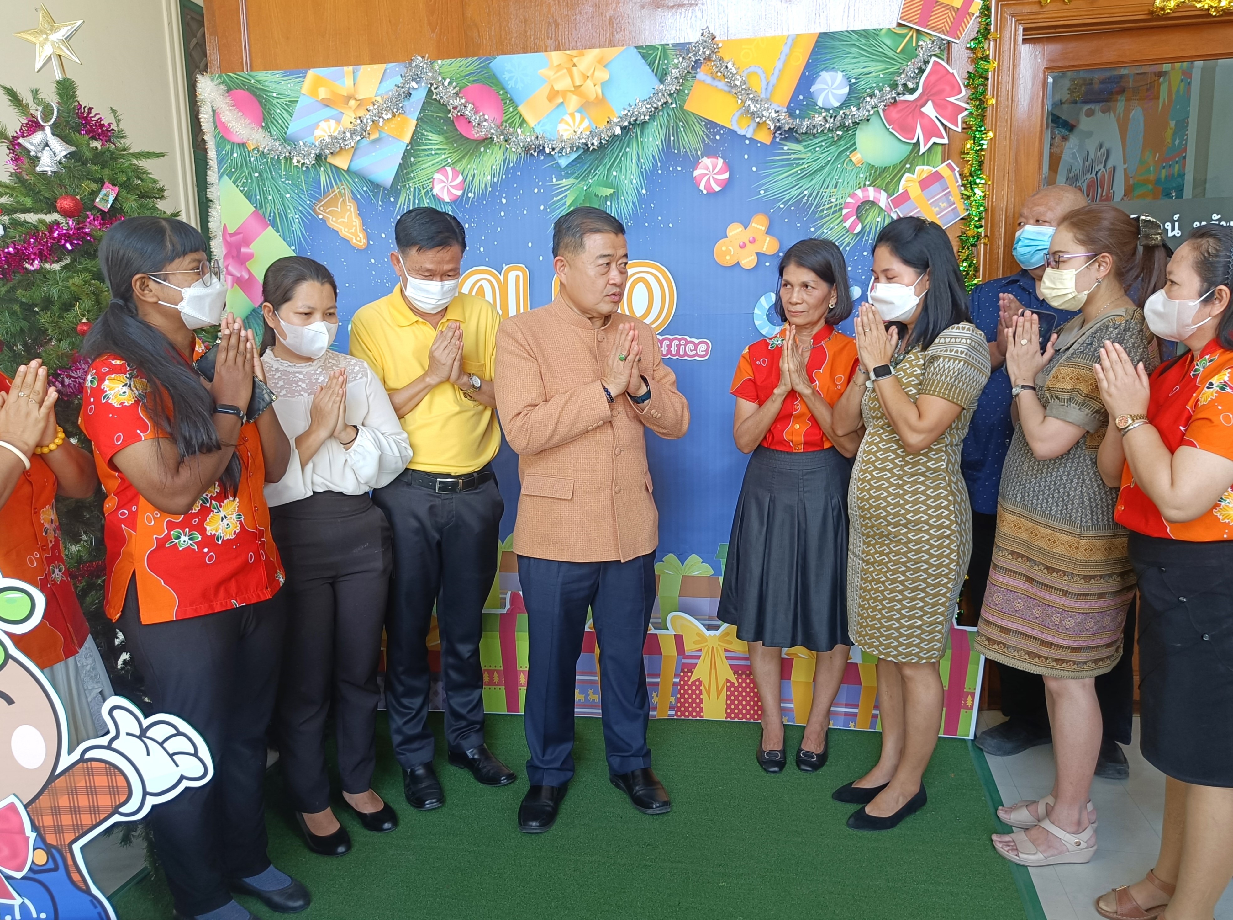 กลุ่มพัฒนาระบบบริหาร และกลุ่มตรวจสอบภายใน เข้ากราบไหว้อวยพร ขอพรผู้บริหารสำนักงานการปฏิรูปที่ดินเพื่อเกษตรกรรม (ส.ป.ก.) เนื่องในเทศกาลขึ้นปีใหม่ 2567  (ข่าวแชร์)