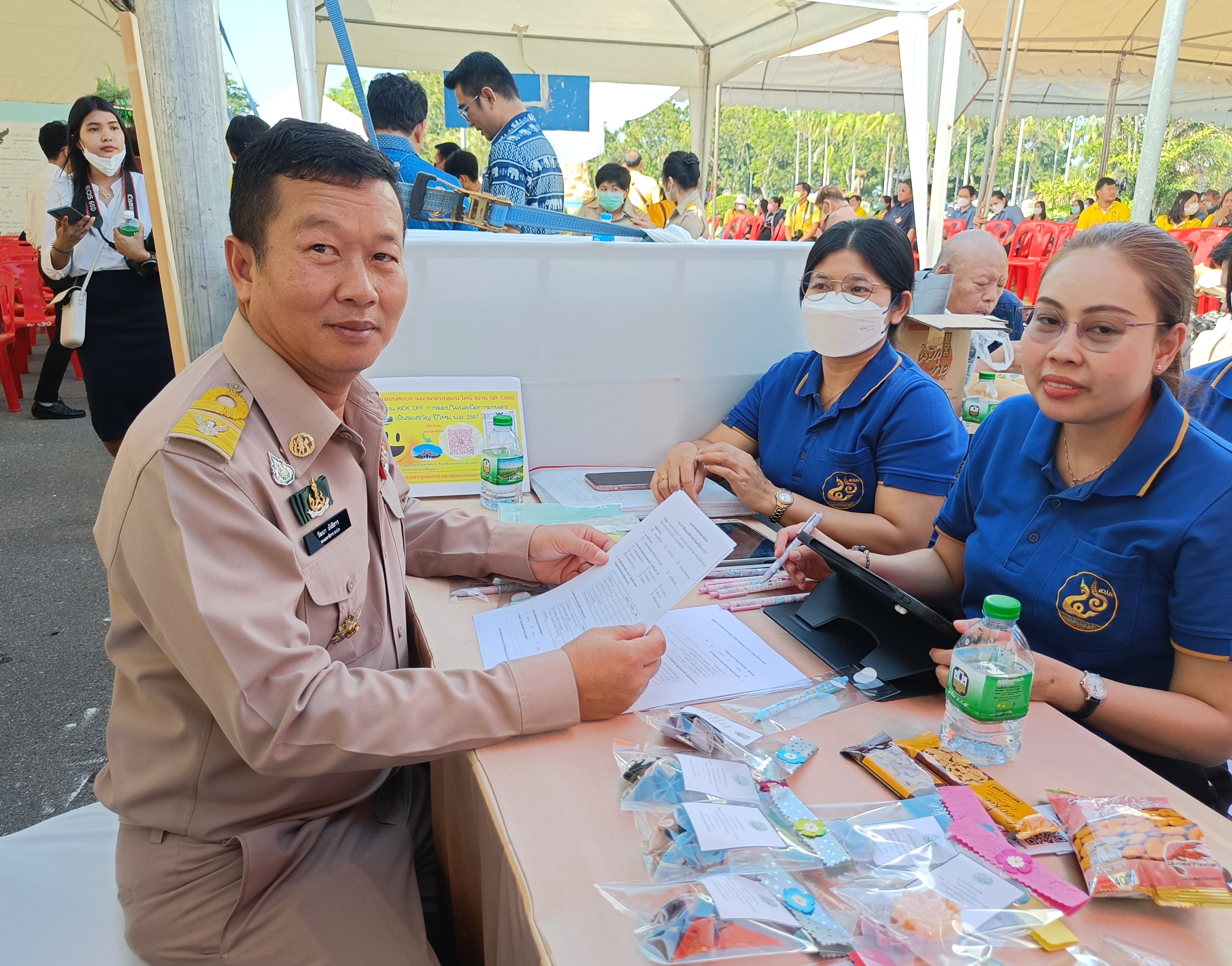 รองเลขาธิการ ส.ป.ก..เข้าตรวจความพร้อม และความเรียบร้อยของบูธฝ่ายติดตามประเมินผลการจัดงาน จัดกิจกรรมขับเคลื่อน (Kick Off) การออกโฉนดเพื่อการเกษตรเพื่อส่งมอบเป็นของขวัญปีใหม่ พ.ศ. 2567  (ข่าวแชร์)