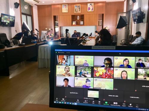 นัดประชุมย่อยหารือทีมงานผ่านระบบออนไลน์ เพื่อเตรียมความพร้อม วางแผน และจัดทำสื่อวีดิทัศน์นำเสนอและซ้อมใหญ่เสมือนจริงในพื้นที่ เพื่อเตรียมรับการตรวจประเมิน ณ พื้นที่ปฏิบัติงาน (Site Visit) ผ่านระบบออนไลน์ Zoom Meeting 