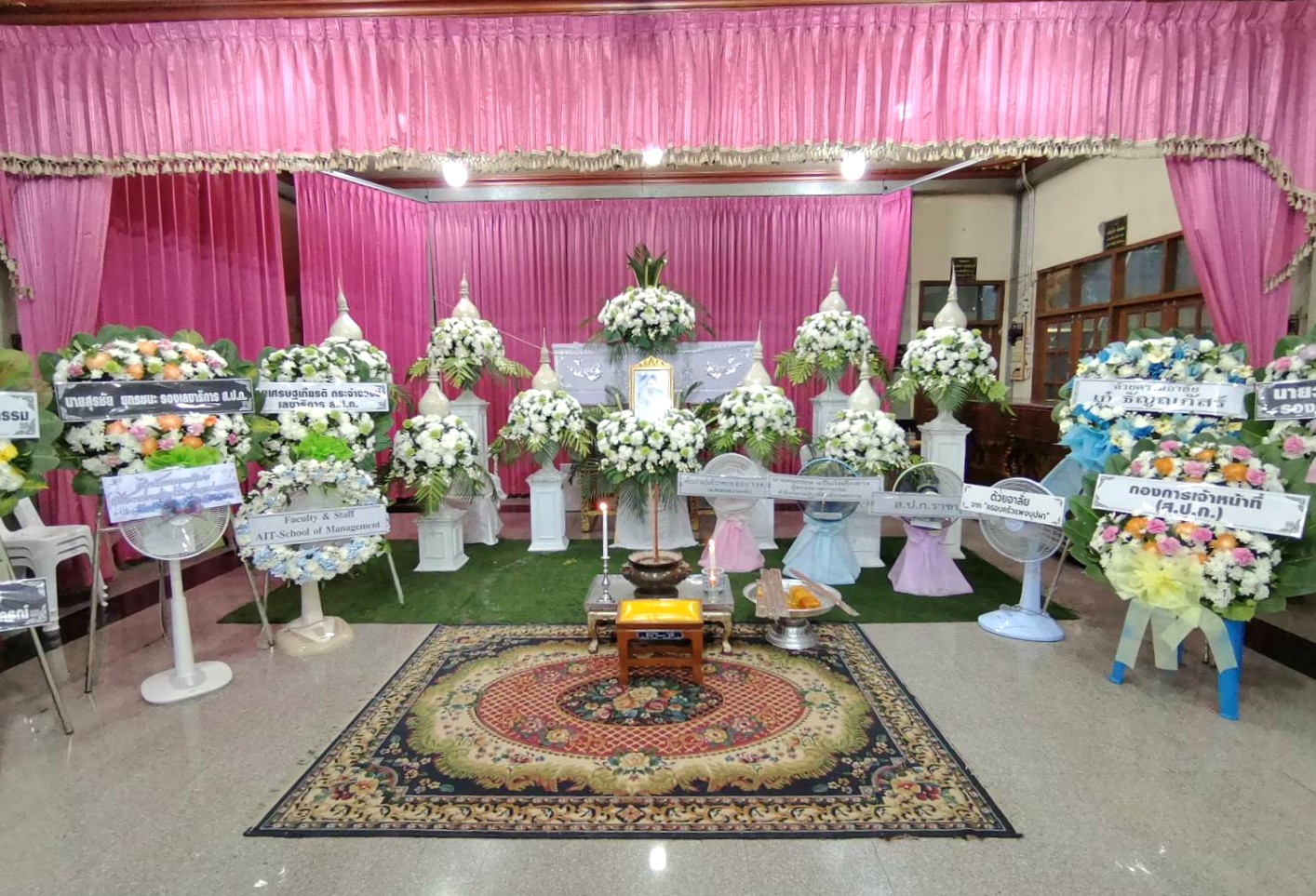 title - ผู้อำนวยการกลุ่มพัฒนาระบบบบริหาร ส.ป.ก. พร้อมด้วยเจ้าหน้าที่ เป็นตัวแทน ส.ป.ก. ในการร่วมฟังพิธีสวดอภิธรรมศพ นางสาวกรวรรณ เตชะภัทรเมธากุล (พลอย)