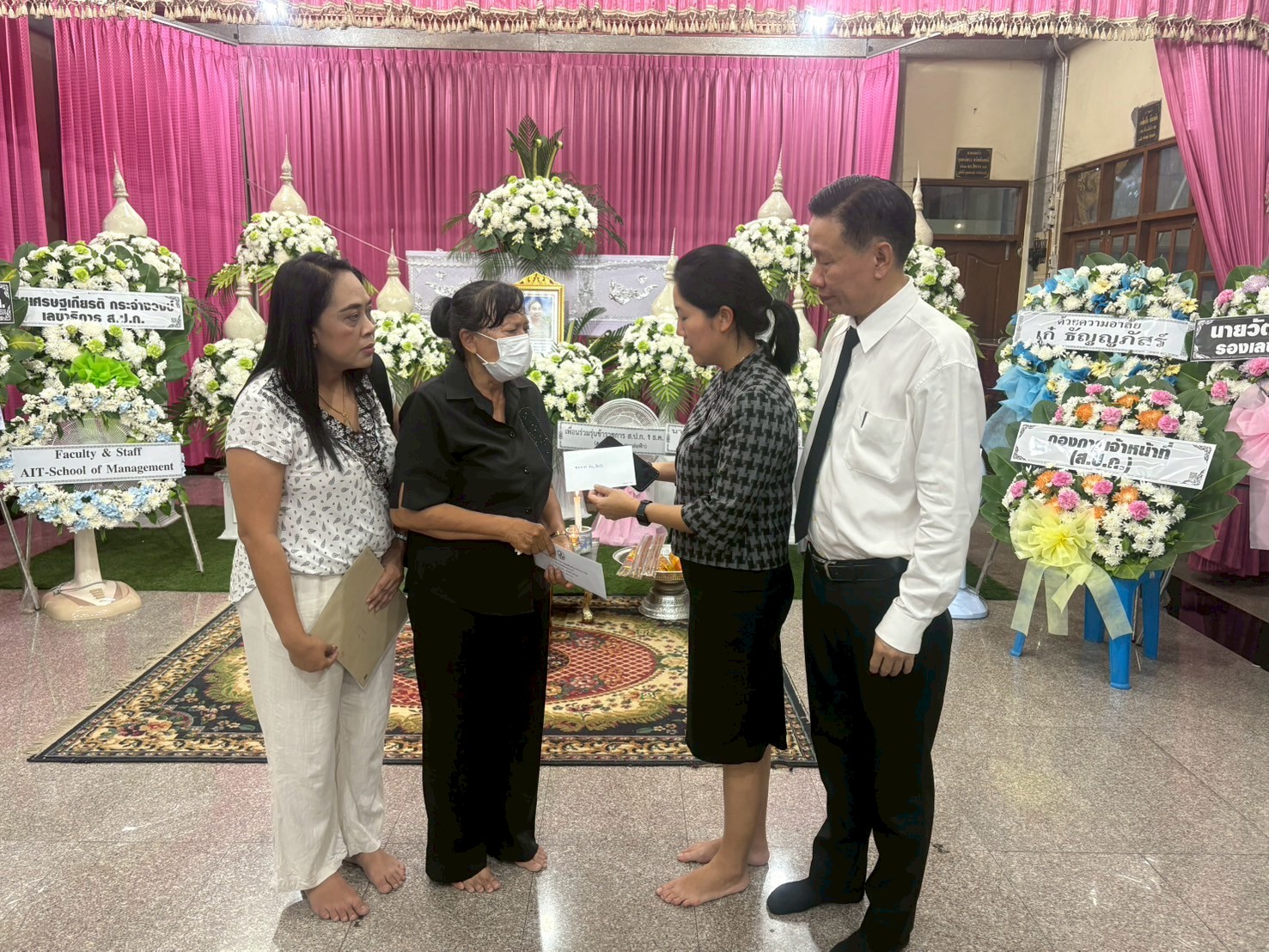 title - ผู้อำนวยการกลุ่มพัฒนาระบบบบริหาร ส.ป.ก. พร้อมด้วยเจ้าหน้าที่ เป็นตัวแทน ส.ป.ก. ในการร่วมฟังพิธีสวดอภิธรรมศพ นางสาวกรวรรณ เตชะภัทรเมธากุล (พลอย)