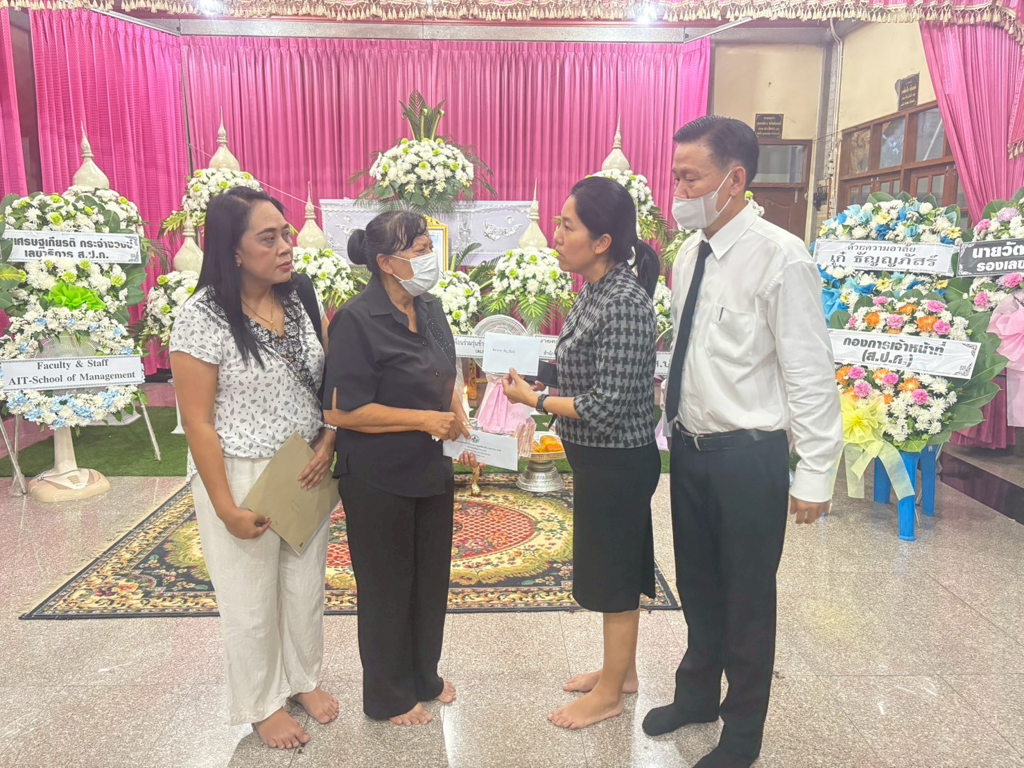 title - ผู้อำนวยการกลุ่มพัฒนาระบบบบริหาร ส.ป.ก. พร้อมด้วยเจ้าหน้าที่ เป็นตัวแทน ส.ป.ก. ในการร่วมฟังพิธีสวดอภิธรรมศพ นางสาวกรวรรณ เตชะภัทรเมธากุล (พลอย)