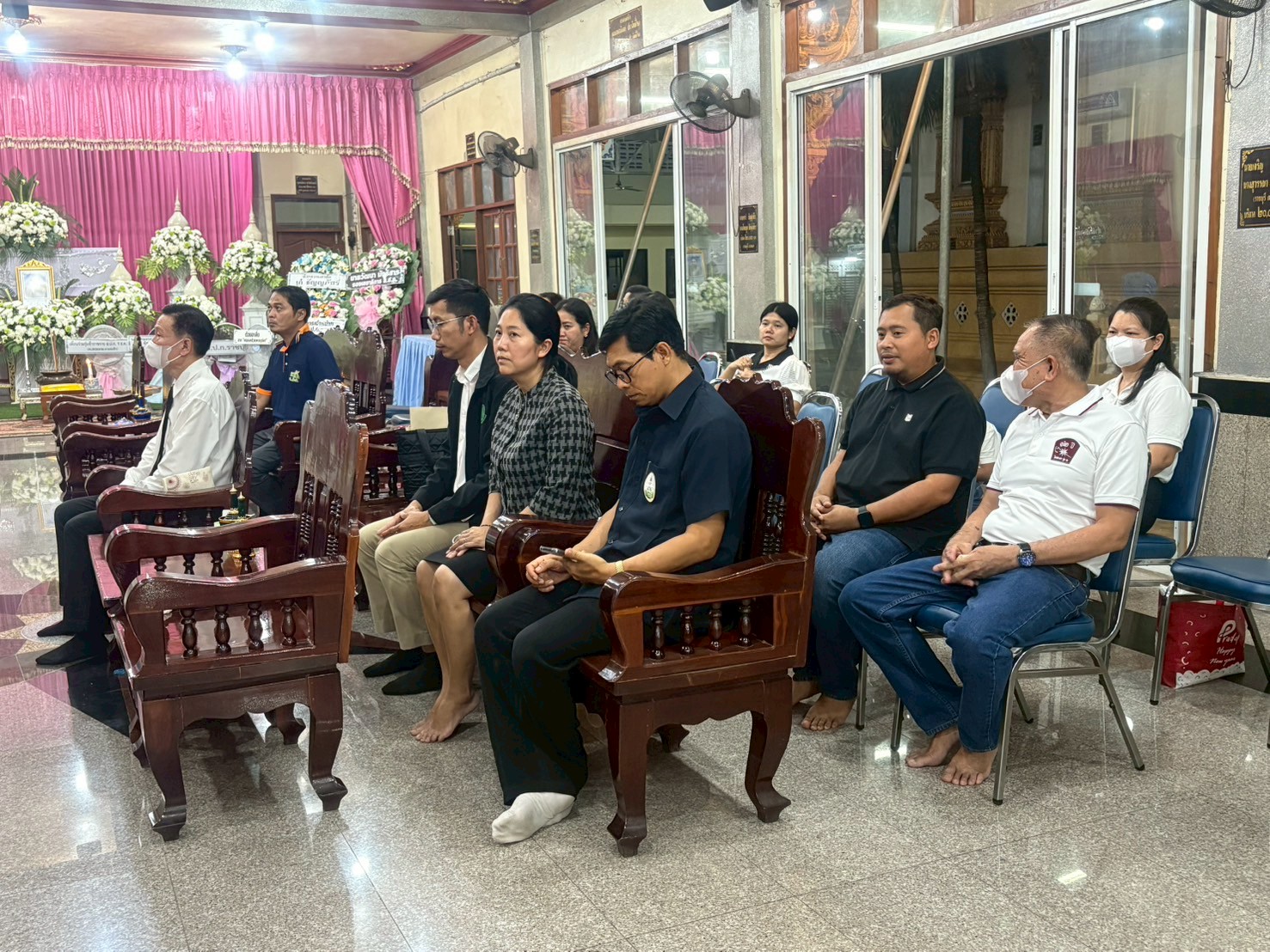 title - ผู้อำนวยการกลุ่มพัฒนาระบบบบริหาร ส.ป.ก. พร้อมด้วยเจ้าหน้าที่ เป็นตัวแทน ส.ป.ก. ในการร่วมฟังพิธีสวดอภิธรรมศพ นางสาวกรวรรณ เตชะภัทรเมธากุล (พลอย)