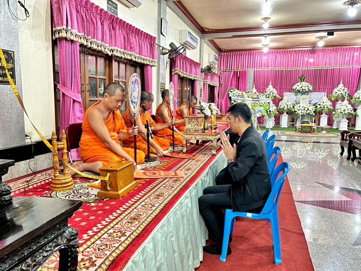 title - ผู้อำนวยการกลุ่มพัฒนาระบบบบริหาร ส.ป.ก. พร้อมด้วยเจ้าหน้าที่ เป็นตัวแทน ส.ป.ก. ในการร่วมฟังพิธีสวดอภิธรรมศพ นางสาวกรวรรณ เตชะภัทรเมธากุล (พลอย)