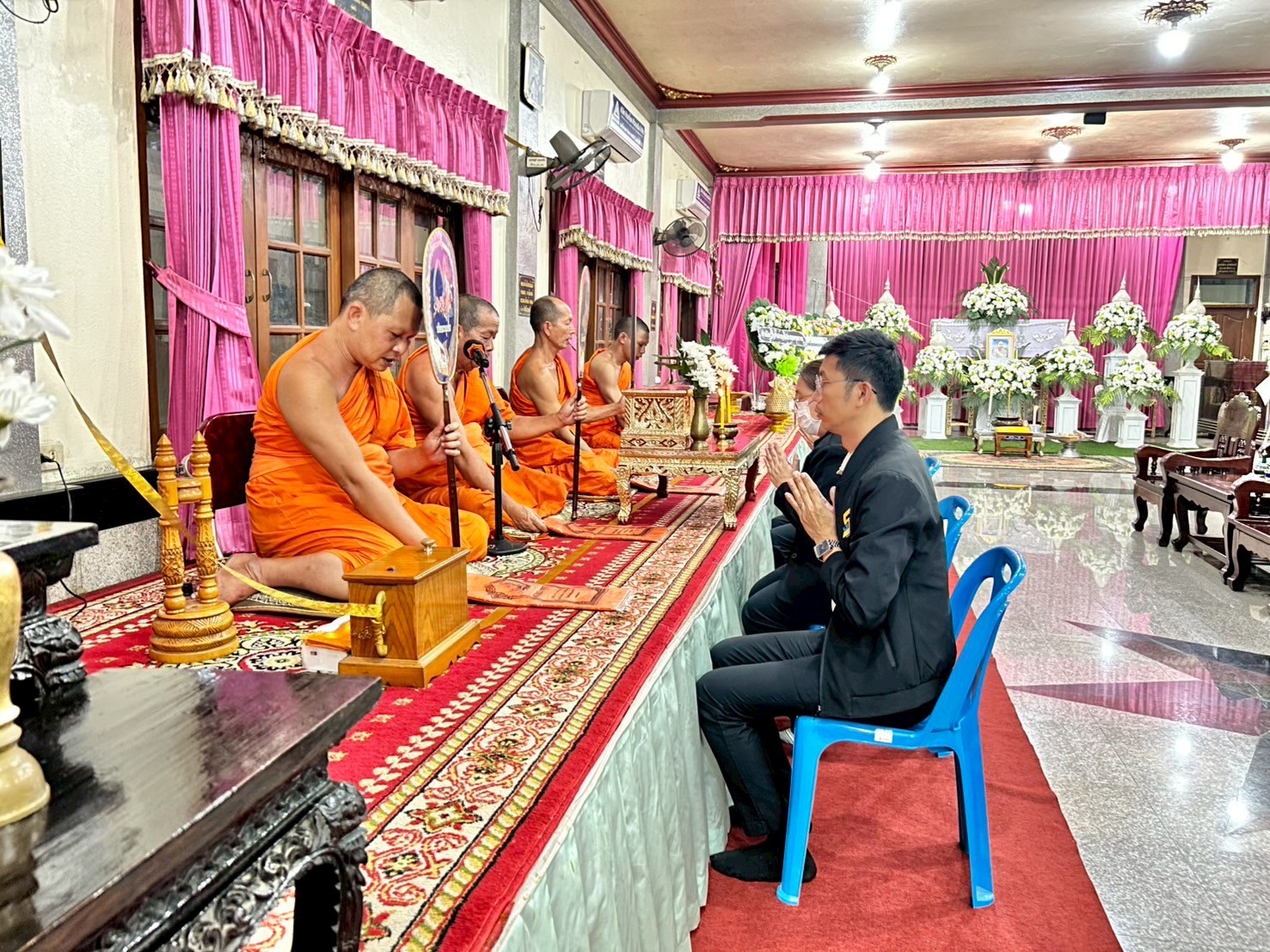 title - ผู้อำนวยการกลุ่มพัฒนาระบบบบริหาร ส.ป.ก. พร้อมด้วยเจ้าหน้าที่ เป็นตัวแทน ส.ป.ก. ในการร่วมฟังพิธีสวดอภิธรรมศพ นางสาวกรวรรณ เตชะภัทรเมธากุล (พลอย)