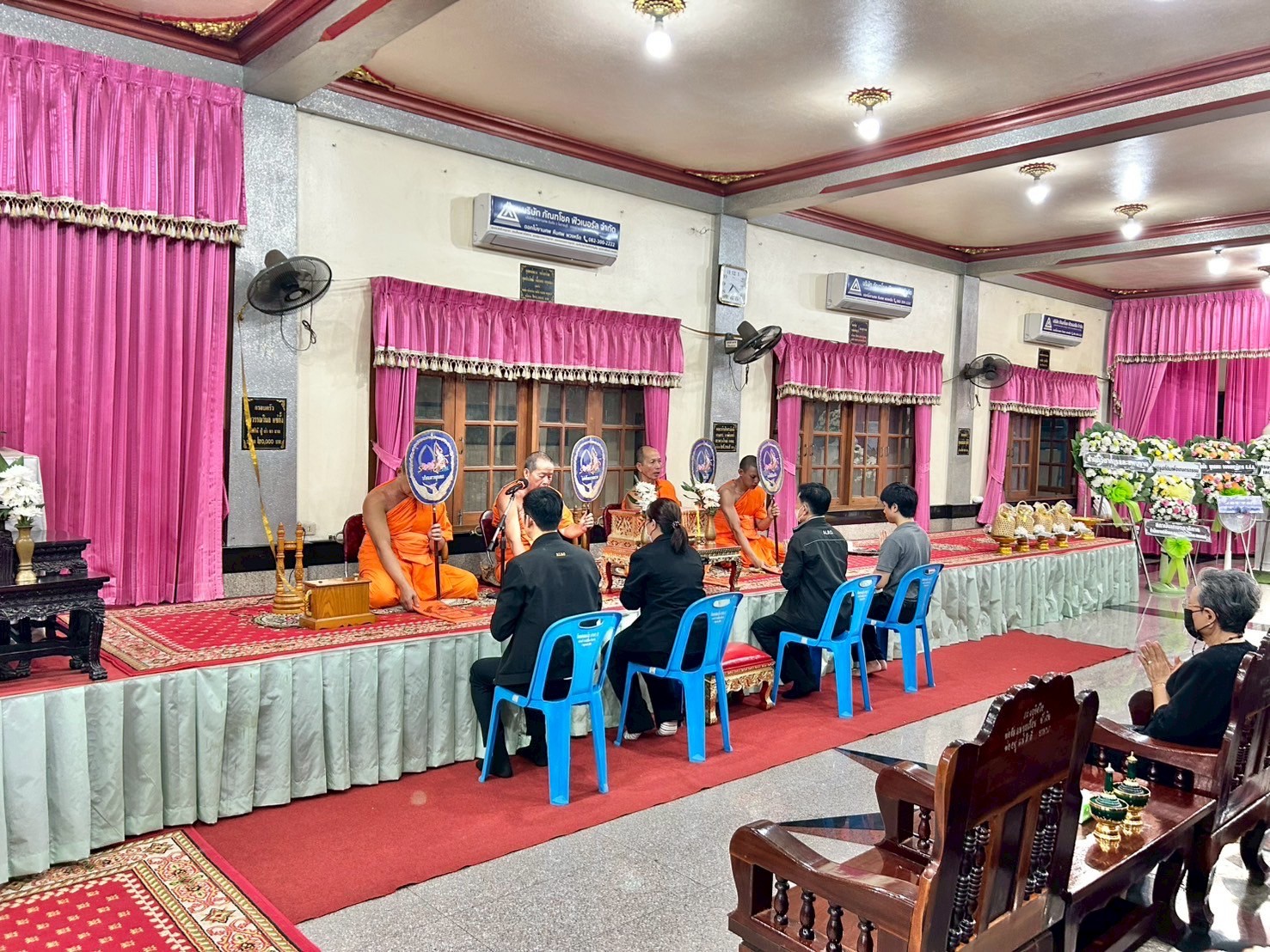 title - ผู้อำนวยการกลุ่มพัฒนาระบบบบริหาร ส.ป.ก. พร้อมด้วยเจ้าหน้าที่ เป็นตัวแทน ส.ป.ก. ในการร่วมฟังพิธีสวดอภิธรรมศพ นางสาวกรวรรณ เตชะภัทรเมธากุล (พลอย)