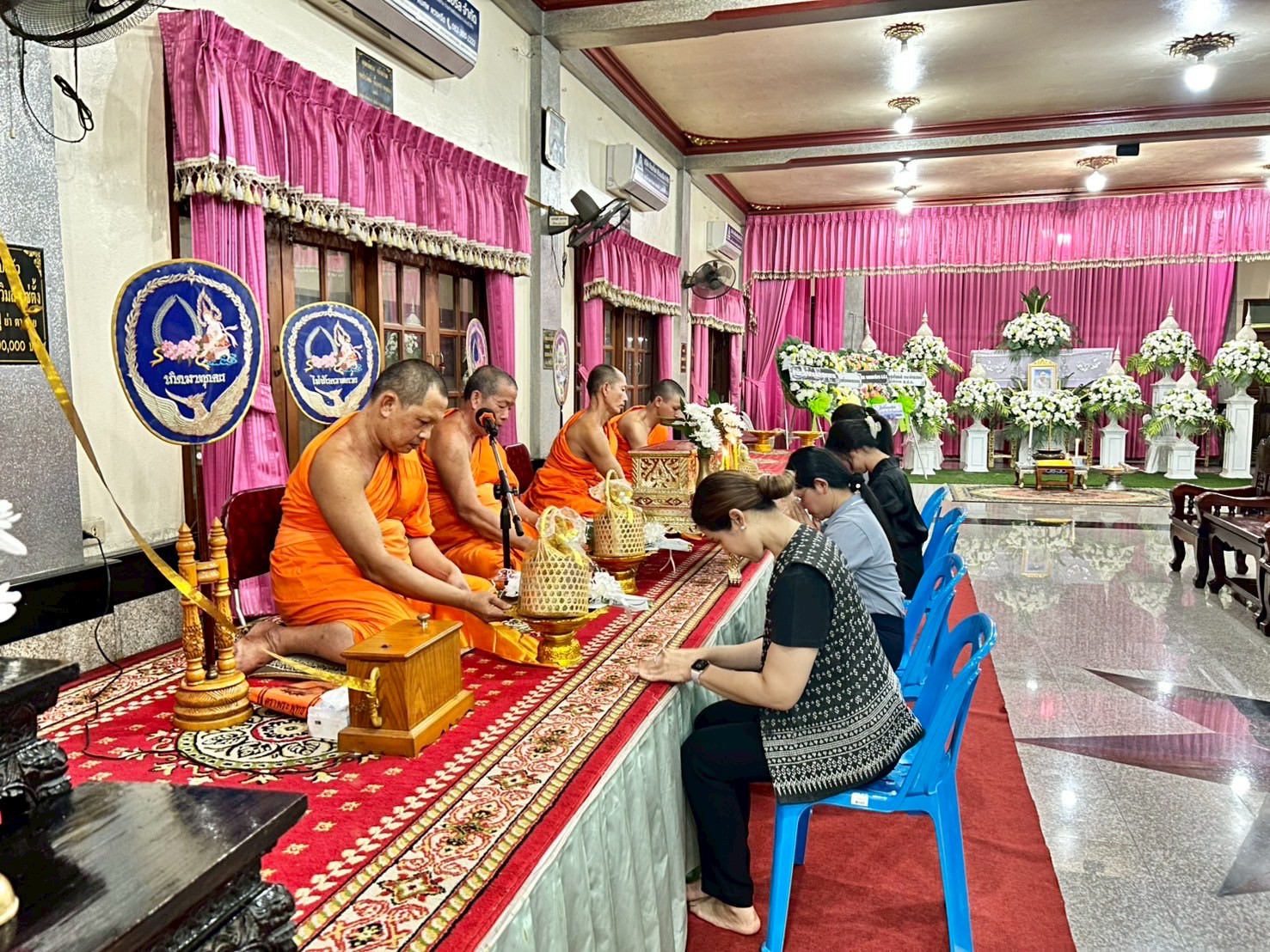 title - ผู้อำนวยการกลุ่มพัฒนาระบบบบริหาร ส.ป.ก. พร้อมด้วยเจ้าหน้าที่ เป็นตัวแทน ส.ป.ก. ในการร่วมฟังพิธีสวดอภิธรรมศพ นางสาวกรวรรณ เตชะภัทรเมธากุล (พลอย)