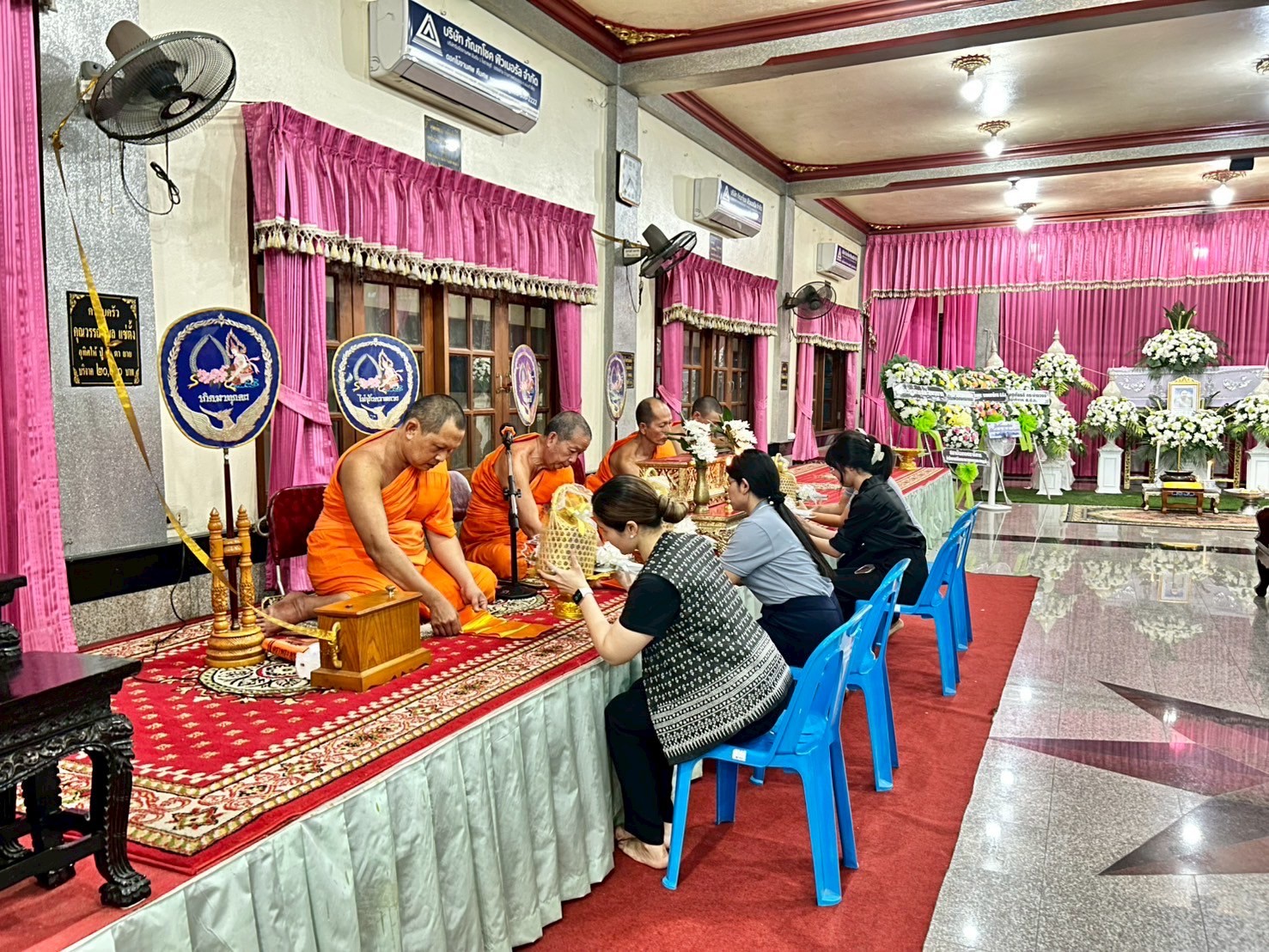 title - ผู้อำนวยการกลุ่มพัฒนาระบบบบริหาร ส.ป.ก. พร้อมด้วยเจ้าหน้าที่ เป็นตัวแทน ส.ป.ก. ในการร่วมฟังพิธีสวดอภิธรรมศพ นางสาวกรวรรณ เตชะภัทรเมธากุล (พลอย)