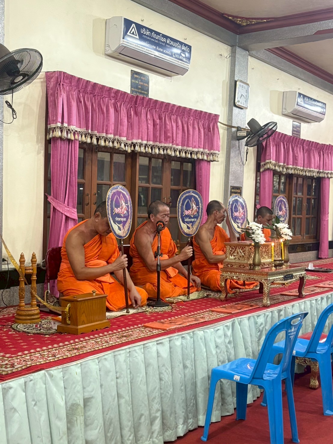 title - ผู้อำนวยการกลุ่มพัฒนาระบบบบริหาร ส.ป.ก. พร้อมด้วยเจ้าหน้าที่ เป็นตัวแทน ส.ป.ก. ในการร่วมฟังพิธีสวดอภิธรรมศพ นางสาวกรวรรณ เตชะภัทรเมธากุล (พลอย)