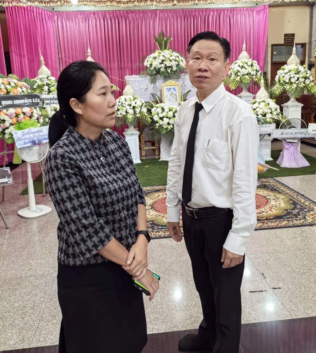 title - ผู้อำนวยการกลุ่มพัฒนาระบบบบริหาร ส.ป.ก. พร้อมด้วยเจ้าหน้าที่ เป็นตัวแทน ส.ป.ก. ในการร่วมฟังพิธีสวดอภิธรรมศพ นางสาวกรวรรณ เตชะภัทรเมธากุล (พลอย)