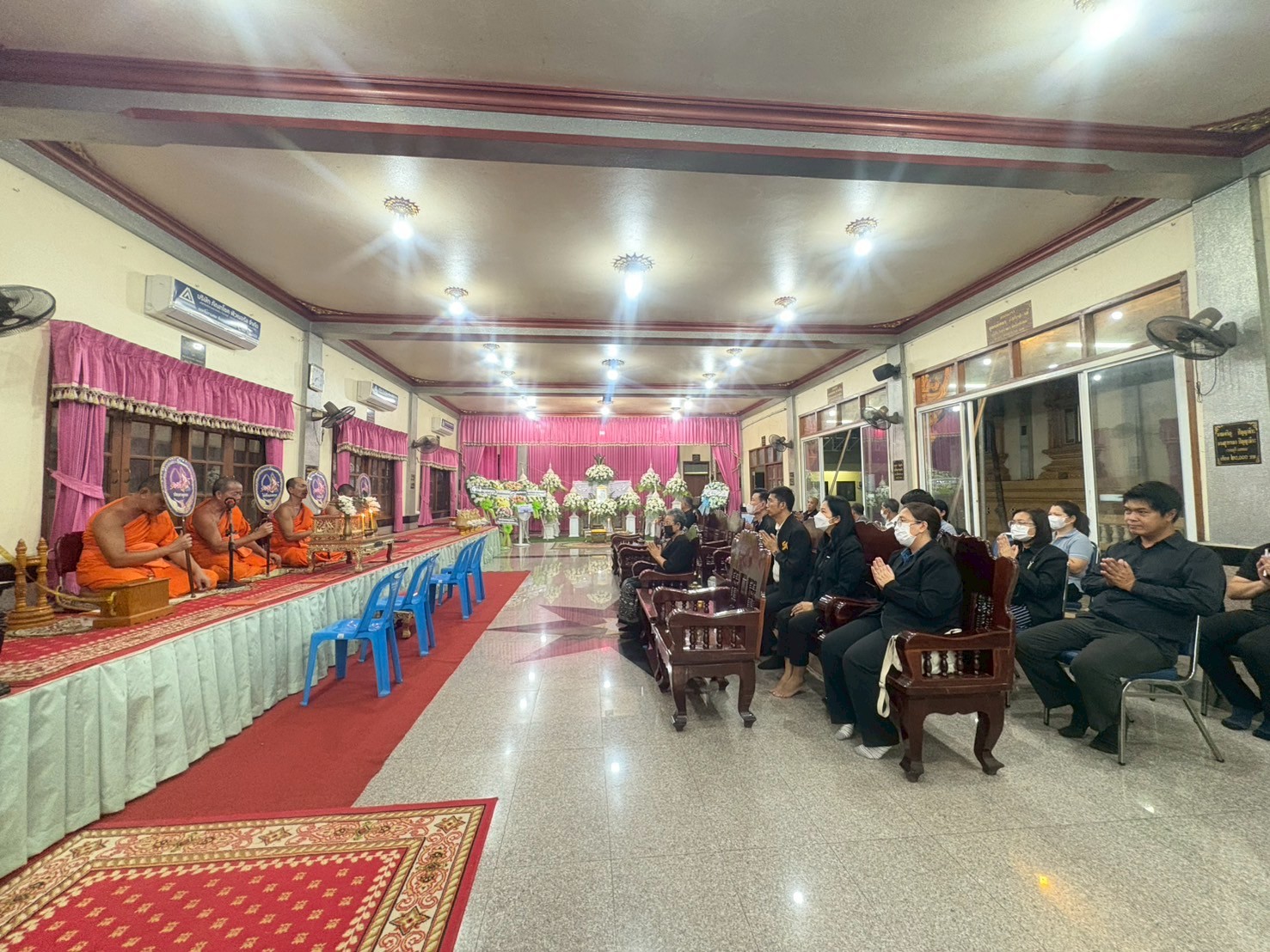 title - ผู้อำนวยการกลุ่มพัฒนาระบบบบริหาร ส.ป.ก. พร้อมด้วยเจ้าหน้าที่ เป็นตัวแทน ส.ป.ก. ในการร่วมฟังพิธีสวดอภิธรรมศพ นางสาวกรวรรณ เตชะภัทรเมธากุล (พลอย)