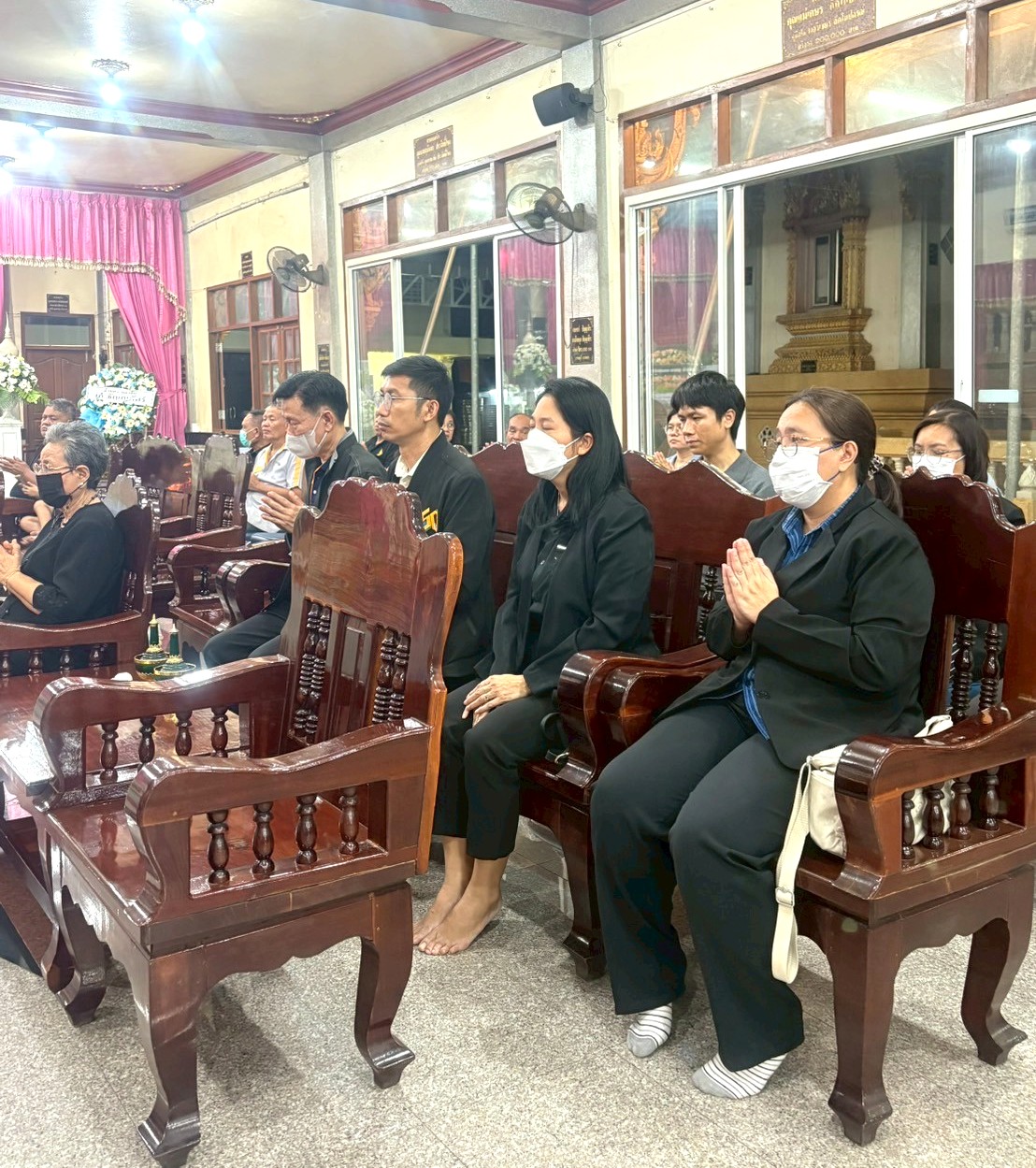 title - ผู้อำนวยการกลุ่มพัฒนาระบบบบริหาร ส.ป.ก. พร้อมด้วยเจ้าหน้าที่ เป็นตัวแทน ส.ป.ก. ในการร่วมฟังพิธีสวดอภิธรรมศพ นางสาวกรวรรณ เตชะภัทรเมธากุล (พลอย)