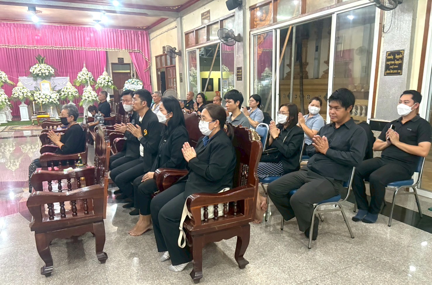 title - ผู้อำนวยการกลุ่มพัฒนาระบบบบริหาร ส.ป.ก. พร้อมด้วยเจ้าหน้าที่ เป็นตัวแทน ส.ป.ก. ในการร่วมฟังพิธีสวดอภิธรรมศพ นางสาวกรวรรณ เตชะภัทรเมธากุล (พลอย)