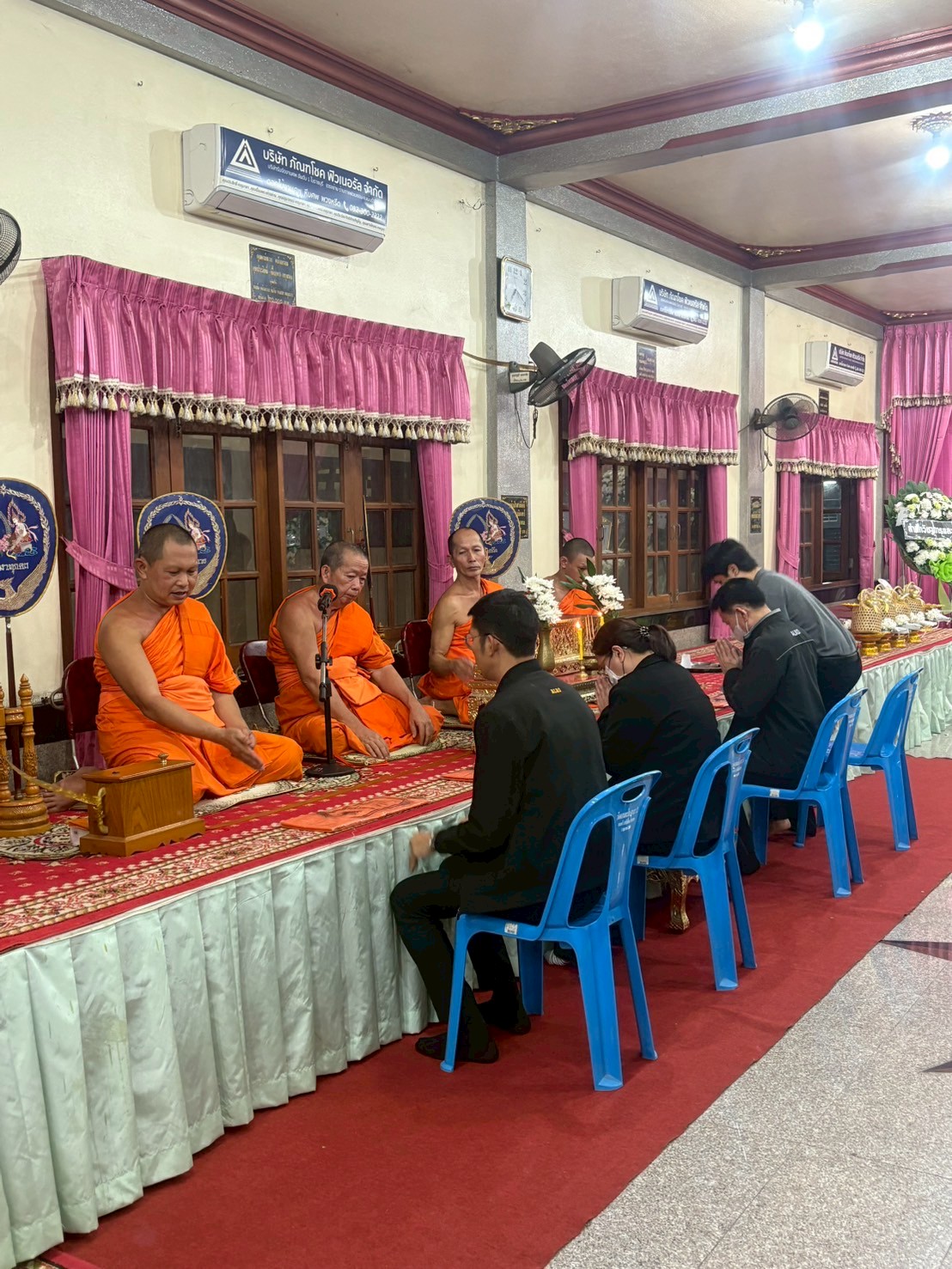 title - ผู้อำนวยการกลุ่มพัฒนาระบบบบริหาร ส.ป.ก. พร้อมด้วยเจ้าหน้าที่ เป็นตัวแทน ส.ป.ก. ในการร่วมฟังพิธีสวดอภิธรรมศพ นางสาวกรวรรณ เตชะภัทรเมธากุล (พลอย)