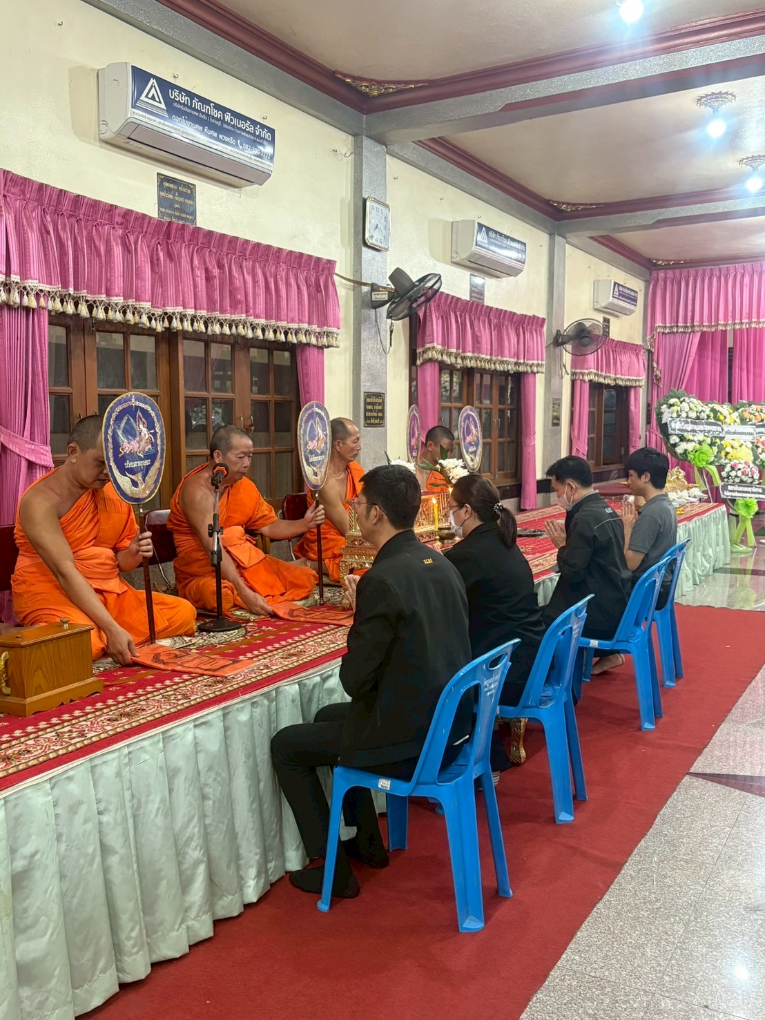 title - ผู้อำนวยการกลุ่มพัฒนาระบบบบริหาร ส.ป.ก. พร้อมด้วยเจ้าหน้าที่ เป็นตัวแทน ส.ป.ก. ในการร่วมฟังพิธีสวดอภิธรรมศพ นางสาวกรวรรณ เตชะภัทรเมธากุล (พลอย)