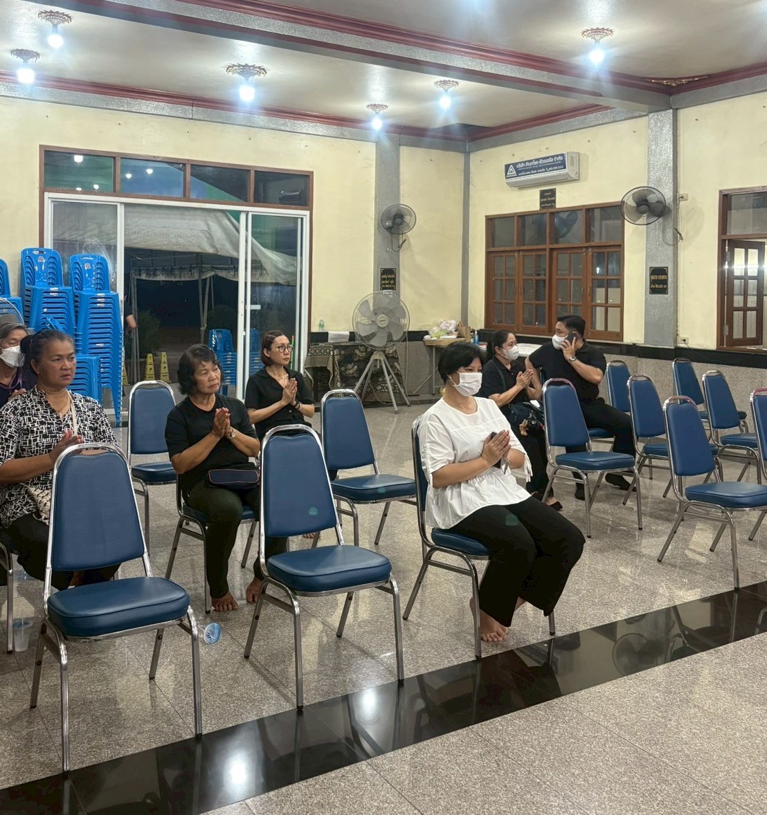 title - ผู้อำนวยการกลุ่มพัฒนาระบบบบริหาร ส.ป.ก. พร้อมด้วยเจ้าหน้าที่ เป็นตัวแทน ส.ป.ก. ในการร่วมฟังพิธีสวดอภิธรรมศพ นางสาวกรวรรณ เตชะภัทรเมธากุล (พลอย)