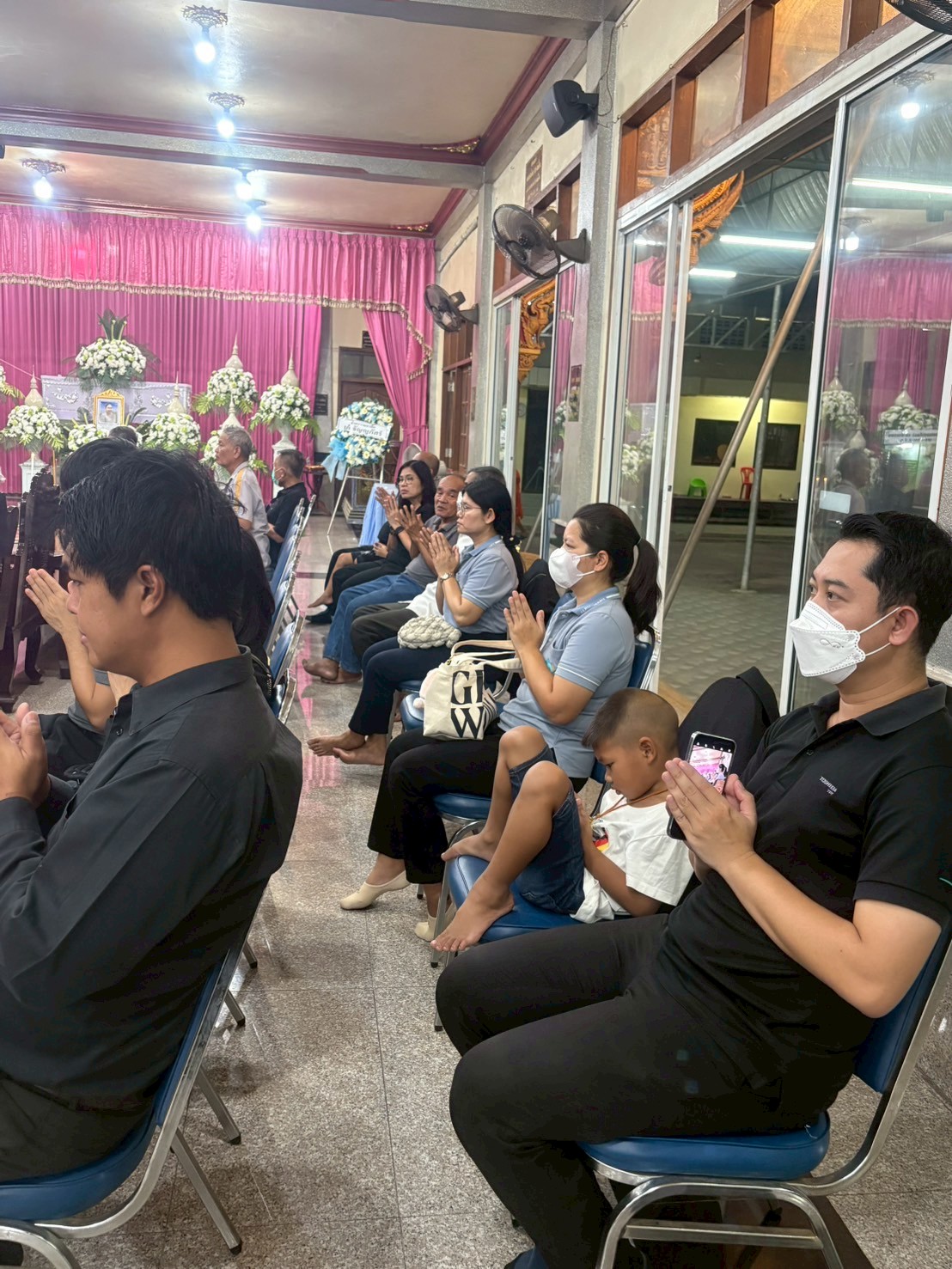 title - ผู้อำนวยการกลุ่มพัฒนาระบบบบริหาร ส.ป.ก. พร้อมด้วยเจ้าหน้าที่ เป็นตัวแทน ส.ป.ก. ในการร่วมฟังพิธีสวดอภิธรรมศพ นางสาวกรวรรณ เตชะภัทรเมธากุล (พลอย)