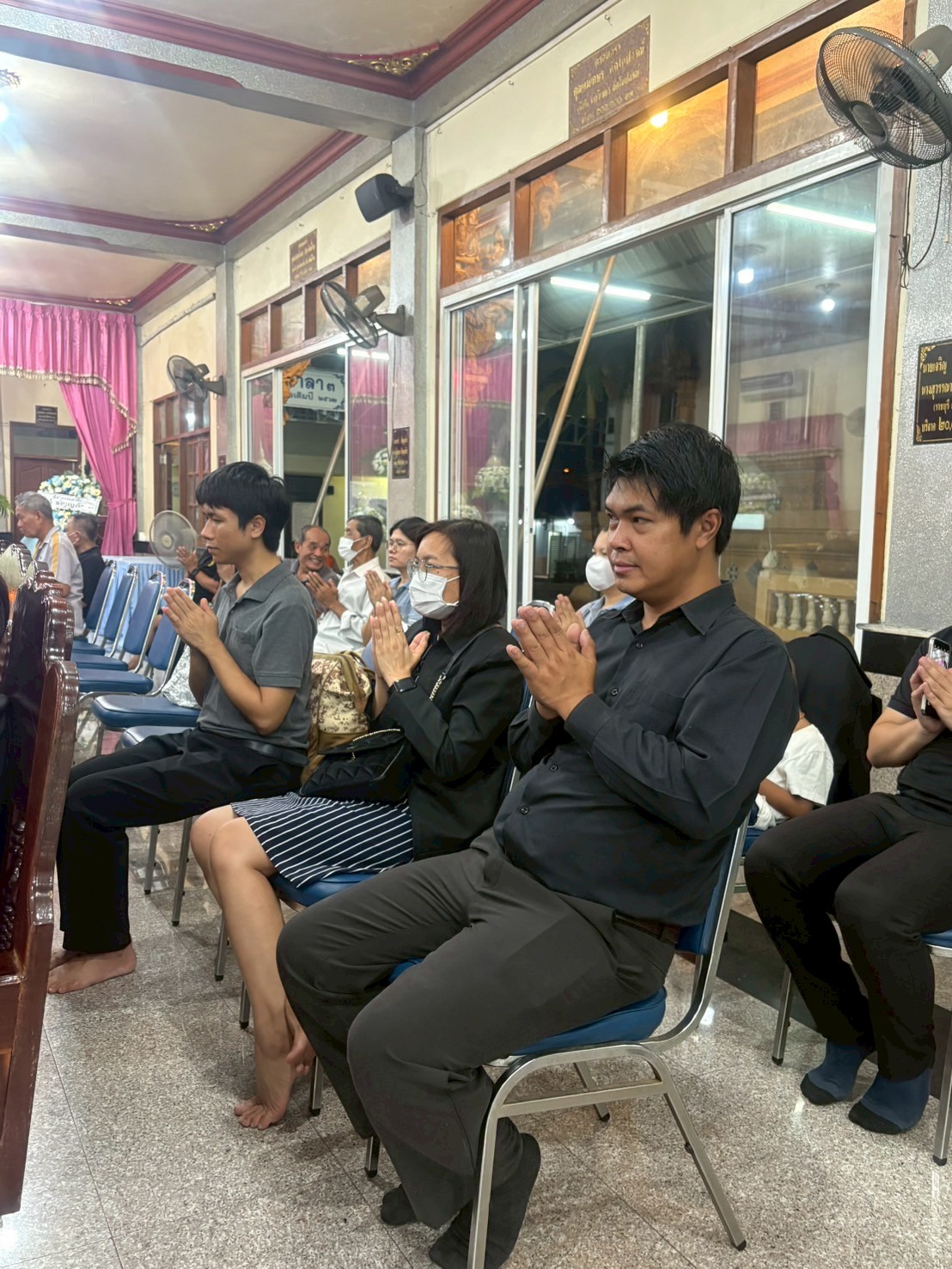 title - ผู้อำนวยการกลุ่มพัฒนาระบบบบริหาร ส.ป.ก. พร้อมด้วยเจ้าหน้าที่ เป็นตัวแทน ส.ป.ก. ในการร่วมฟังพิธีสวดอภิธรรมศพ นางสาวกรวรรณ เตชะภัทรเมธากุล (พลอย)