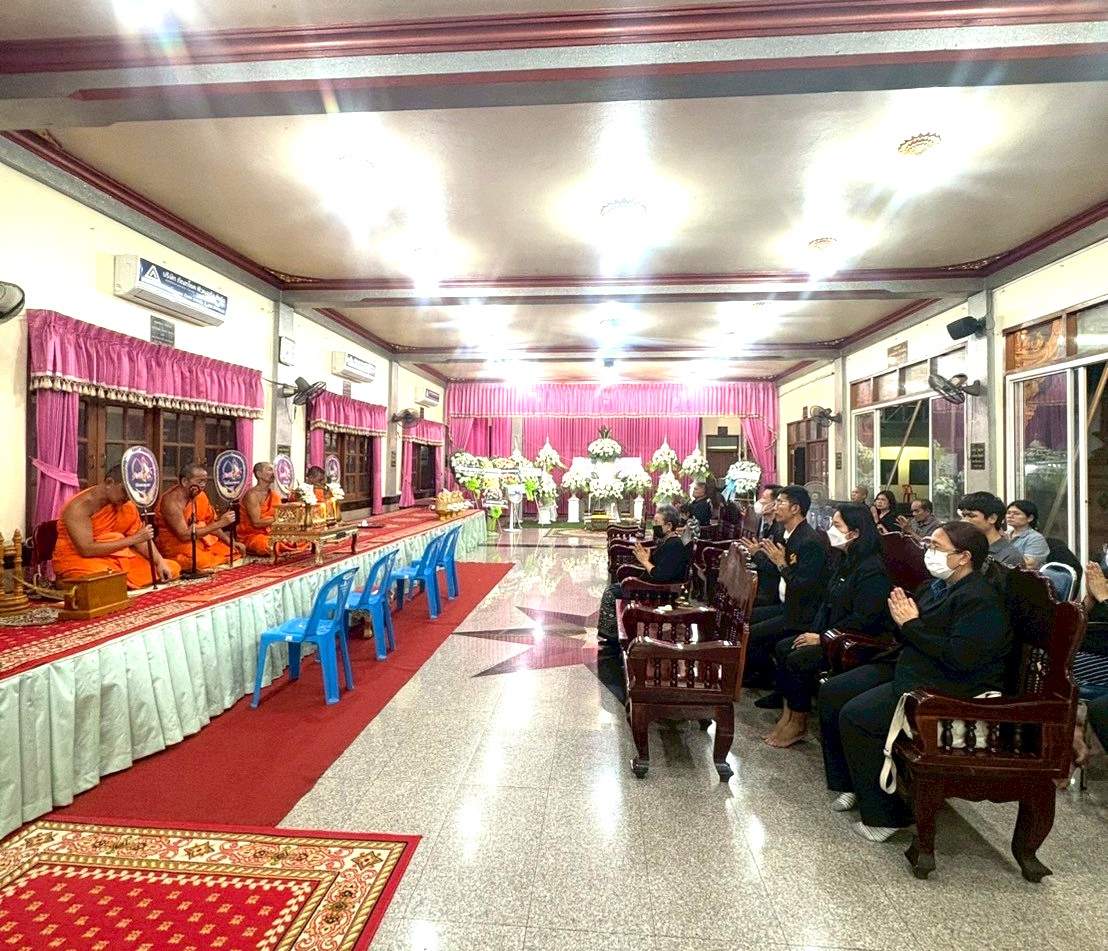 title - ผู้อำนวยการกลุ่มพัฒนาระบบบบริหาร ส.ป.ก. พร้อมด้วยเจ้าหน้าที่ เป็นตัวแทน ส.ป.ก. ในการร่วมฟังพิธีสวดอภิธรรมศพ นางสาวกรวรรณ เตชะภัทรเมธากุล (พลอย)