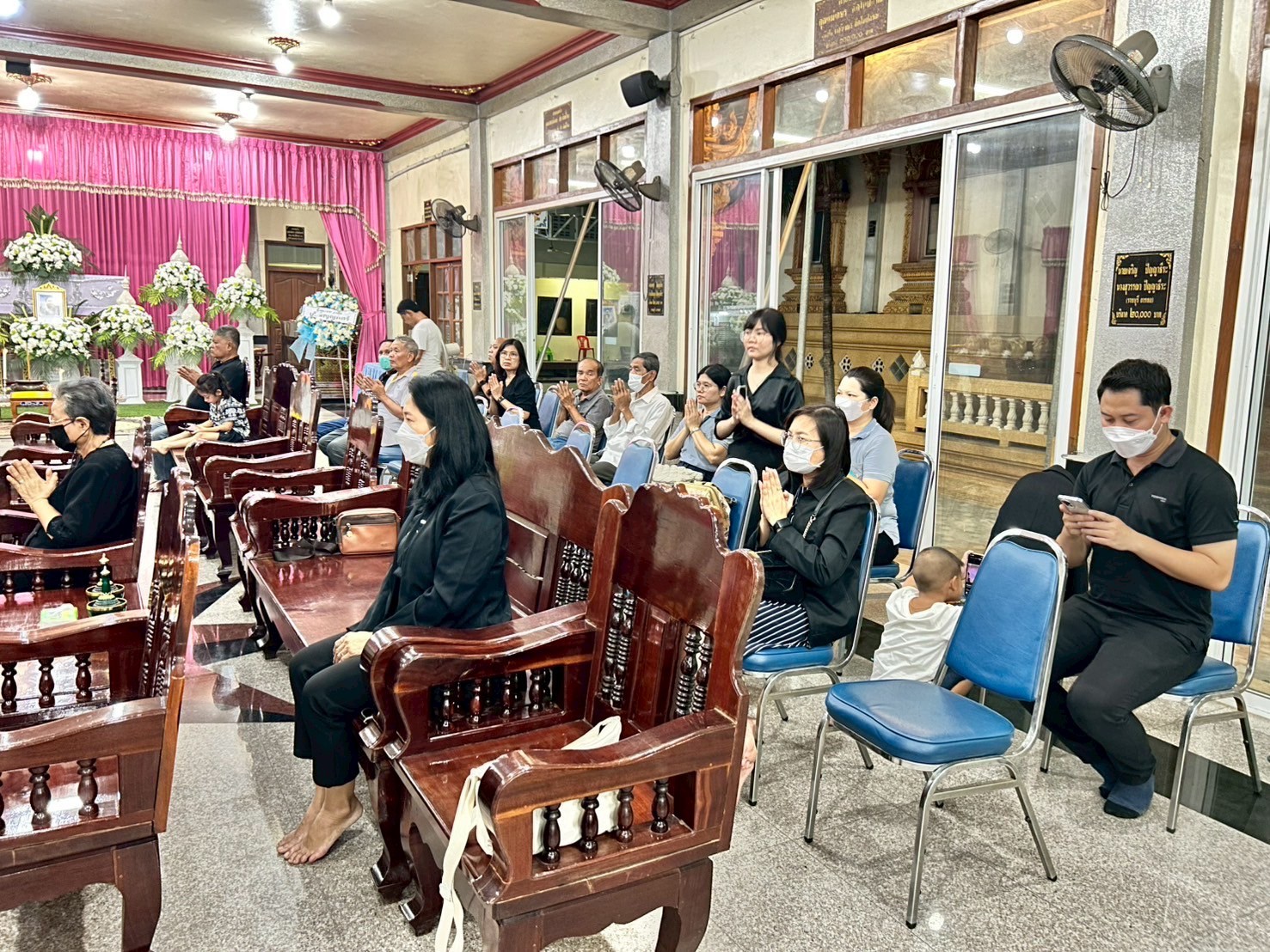 title - ผู้อำนวยการกลุ่มพัฒนาระบบบบริหาร ส.ป.ก. พร้อมด้วยเจ้าหน้าที่ เป็นตัวแทน ส.ป.ก. ในการร่วมฟังพิธีสวดอภิธรรมศพ นางสาวกรวรรณ เตชะภัทรเมธากุล (พลอย)