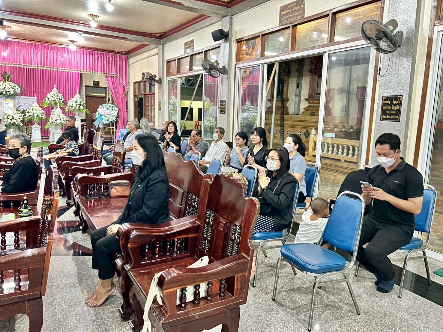 title - ผู้อำนวยการกลุ่มพัฒนาระบบบบริหาร ส.ป.ก. พร้อมด้วยเจ้าหน้าที่ เป็นตัวแทน ส.ป.ก. ในการร่วมฟังพิธีสวดอภิธรรมศพ นางสาวกรวรรณ เตชะภัทรเมธากุล (พลอย)