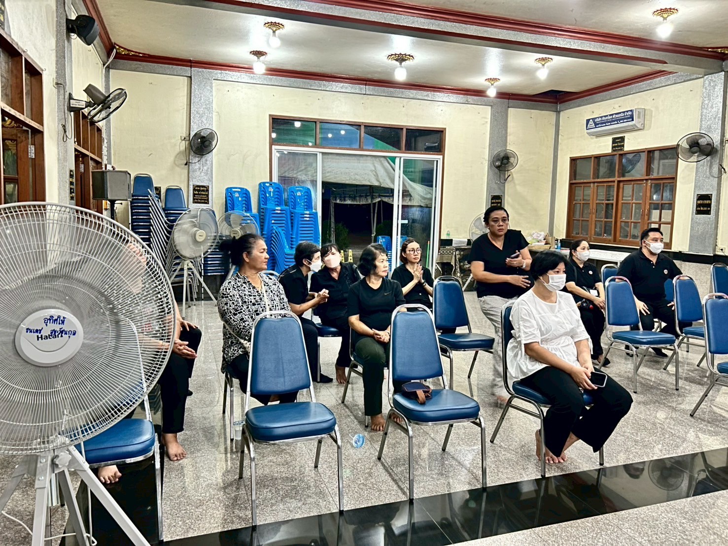 title - ผู้อำนวยการกลุ่มพัฒนาระบบบบริหาร ส.ป.ก. พร้อมด้วยเจ้าหน้าที่ เป็นตัวแทน ส.ป.ก. ในการร่วมฟังพิธีสวดอภิธรรมศพ นางสาวกรวรรณ เตชะภัทรเมธากุล (พลอย)