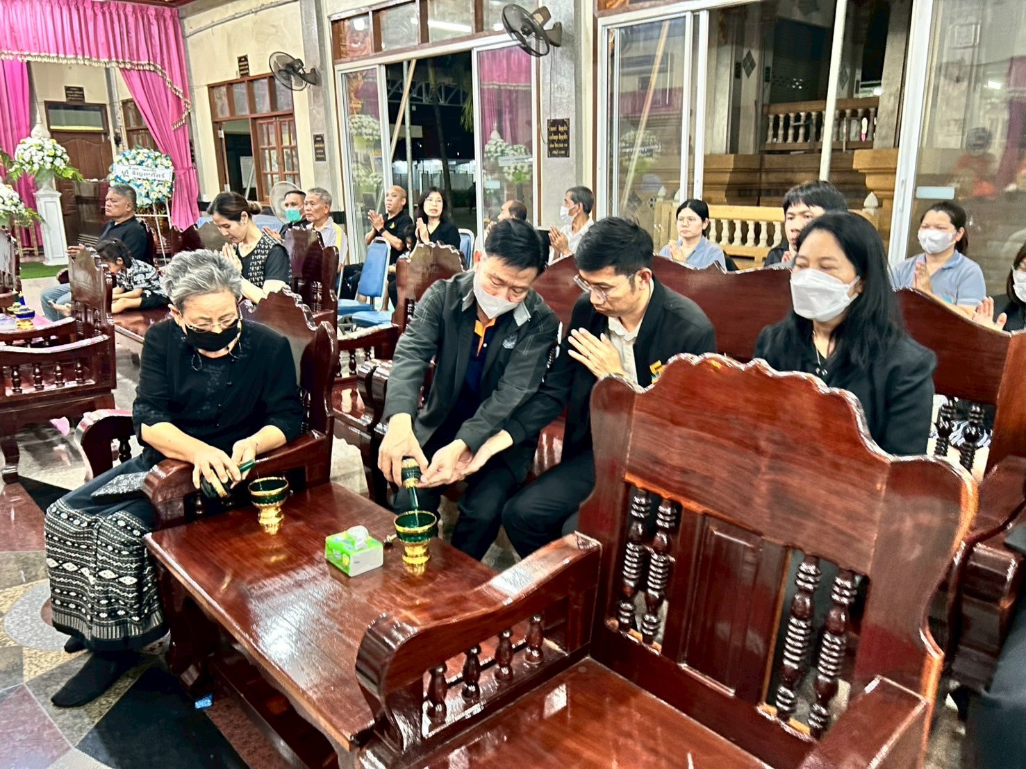 title - ผู้อำนวยการกลุ่มพัฒนาระบบบบริหาร ส.ป.ก. พร้อมด้วยเจ้าหน้าที่ เป็นตัวแทน ส.ป.ก. ในการร่วมฟังพิธีสวดอภิธรรมศพ นางสาวกรวรรณ เตชะภัทรเมธากุล (พลอย)