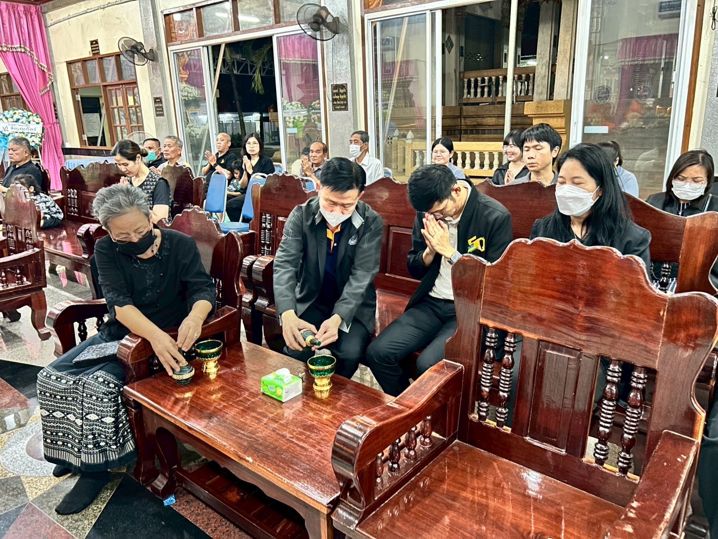 title - ผู้อำนวยการกลุ่มพัฒนาระบบบบริหาร ส.ป.ก. พร้อมด้วยเจ้าหน้าที่ เป็นตัวแทน ส.ป.ก. ในการร่วมฟังพิธีสวดอภิธรรมศพ นางสาวกรวรรณ เตชะภัทรเมธากุล (พลอย)