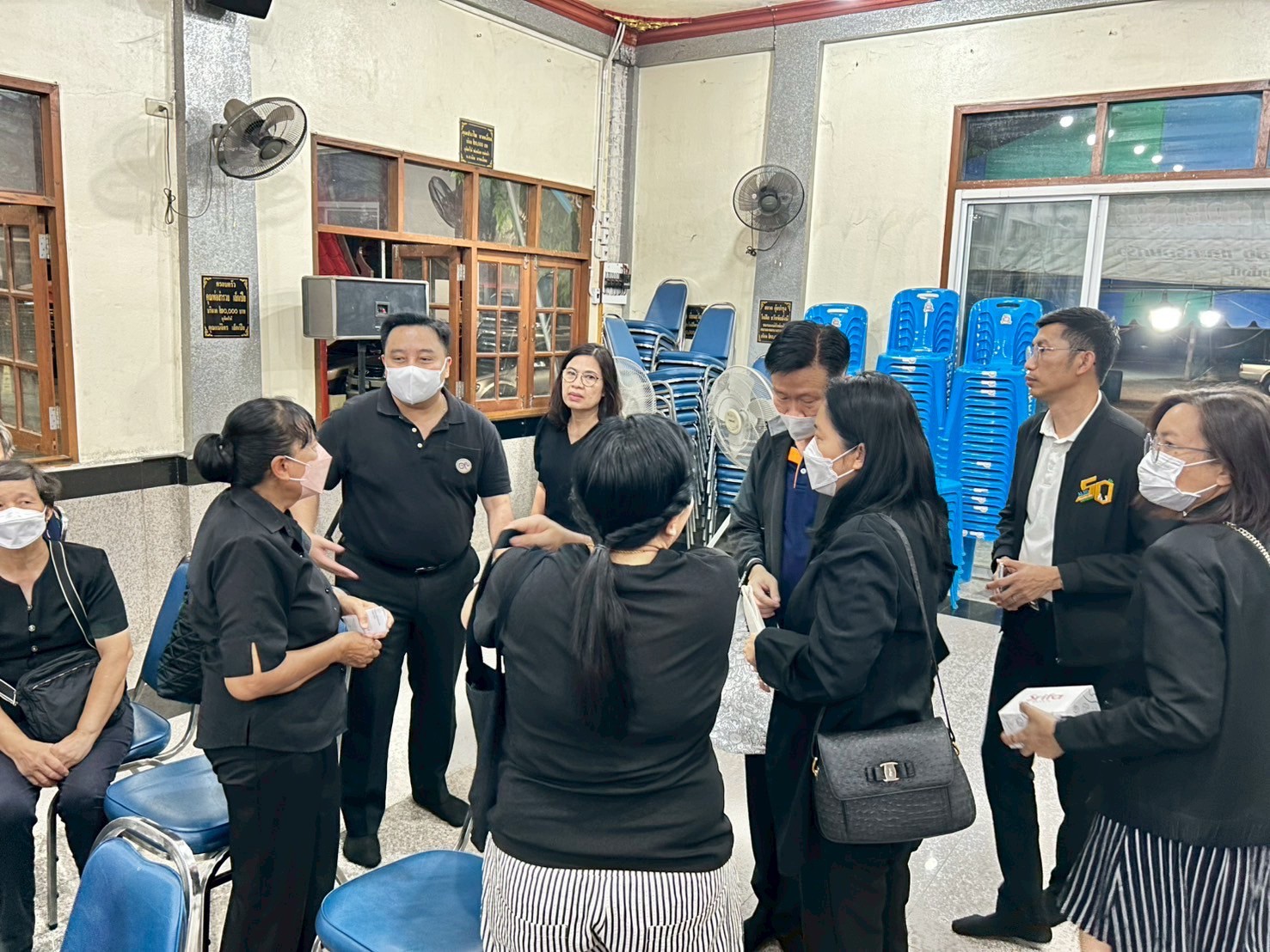 title - ผู้อำนวยการกลุ่มพัฒนาระบบบบริหาร ส.ป.ก. พร้อมด้วยเจ้าหน้าที่ เป็นตัวแทน ส.ป.ก. ในการร่วมฟังพิธีสวดอภิธรรมศพ นางสาวกรวรรณ เตชะภัทรเมธากุล (พลอย)