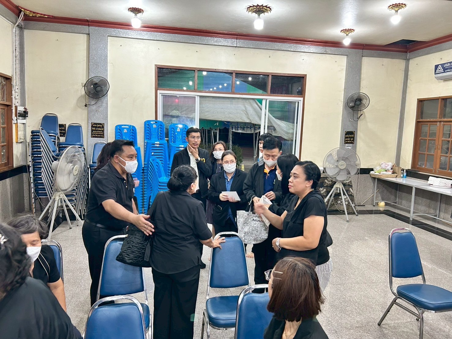 title - ผู้อำนวยการกลุ่มพัฒนาระบบบบริหาร ส.ป.ก. พร้อมด้วยเจ้าหน้าที่ เป็นตัวแทน ส.ป.ก. ในการร่วมฟังพิธีสวดอภิธรรมศพ นางสาวกรวรรณ เตชะภัทรเมธากุล (พลอย)