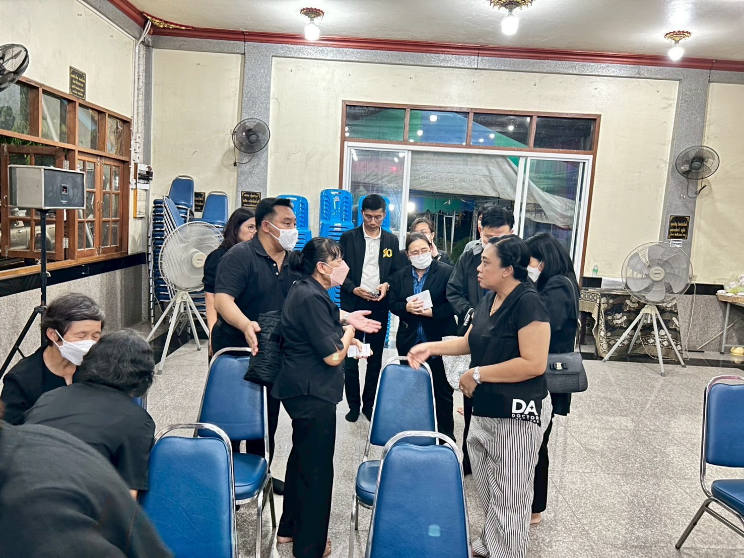 title - ผู้อำนวยการกลุ่มพัฒนาระบบบบริหาร ส.ป.ก. พร้อมด้วยเจ้าหน้าที่ เป็นตัวแทน ส.ป.ก. ในการร่วมฟังพิธีสวดอภิธรรมศพ นางสาวกรวรรณ เตชะภัทรเมธากุล (พลอย)