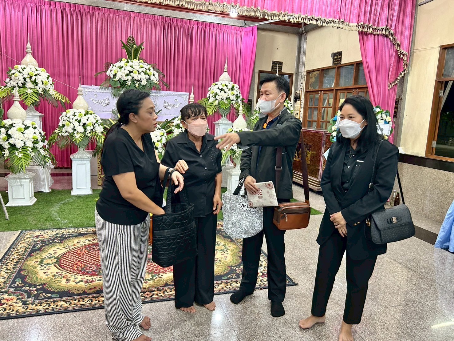 title - ผู้อำนวยการกลุ่มพัฒนาระบบบบริหาร ส.ป.ก. พร้อมด้วยเจ้าหน้าที่ เป็นตัวแทน ส.ป.ก. ในการร่วมฟังพิธีสวดอภิธรรมศพ นางสาวกรวรรณ เตชะภัทรเมธากุล (พลอย)