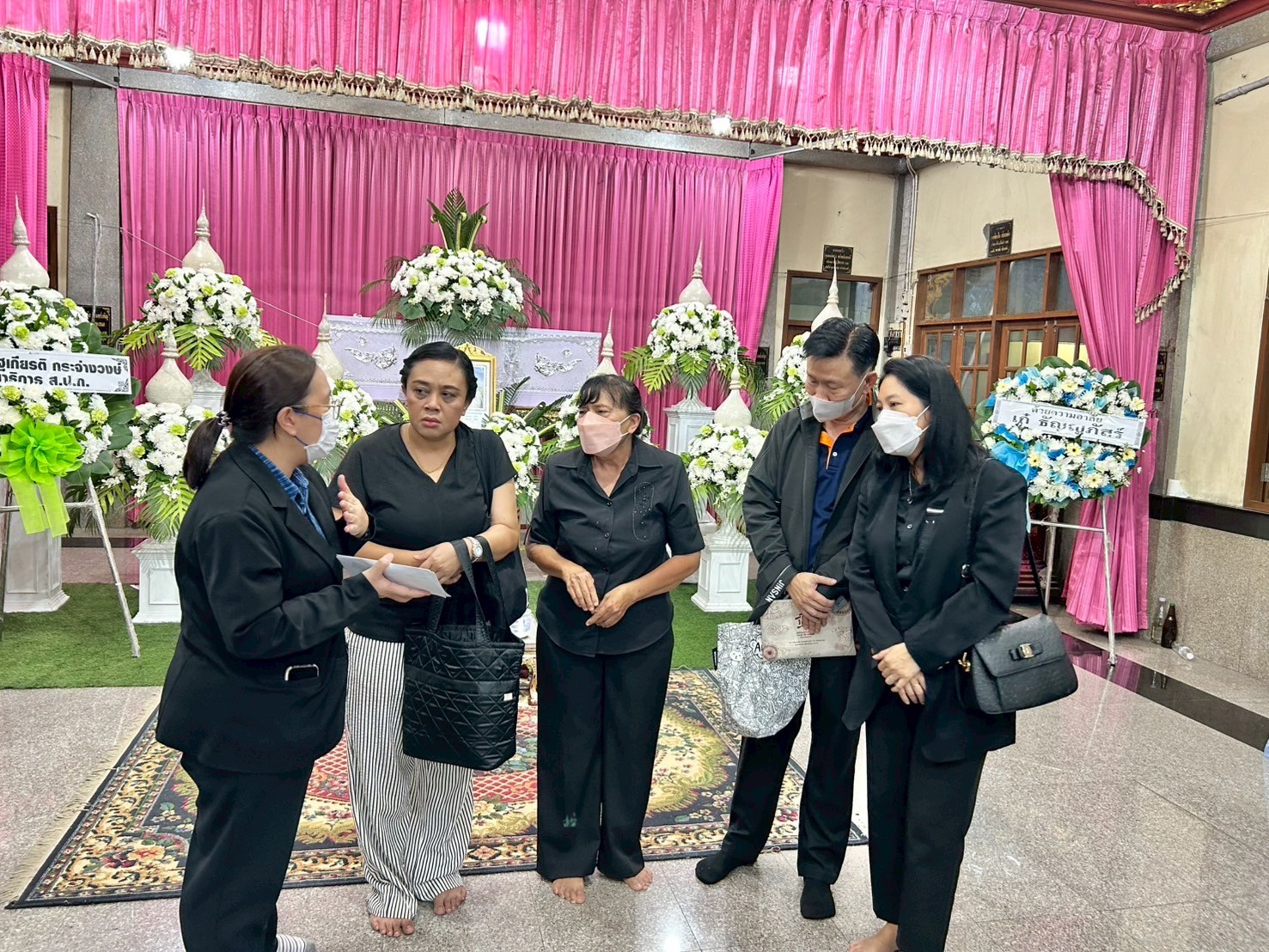 title - ผู้อำนวยการกลุ่มพัฒนาระบบบบริหาร ส.ป.ก. พร้อมด้วยเจ้าหน้าที่ เป็นตัวแทน ส.ป.ก. ในการร่วมฟังพิธีสวดอภิธรรมศพ นางสาวกรวรรณ เตชะภัทรเมธากุล (พลอย)