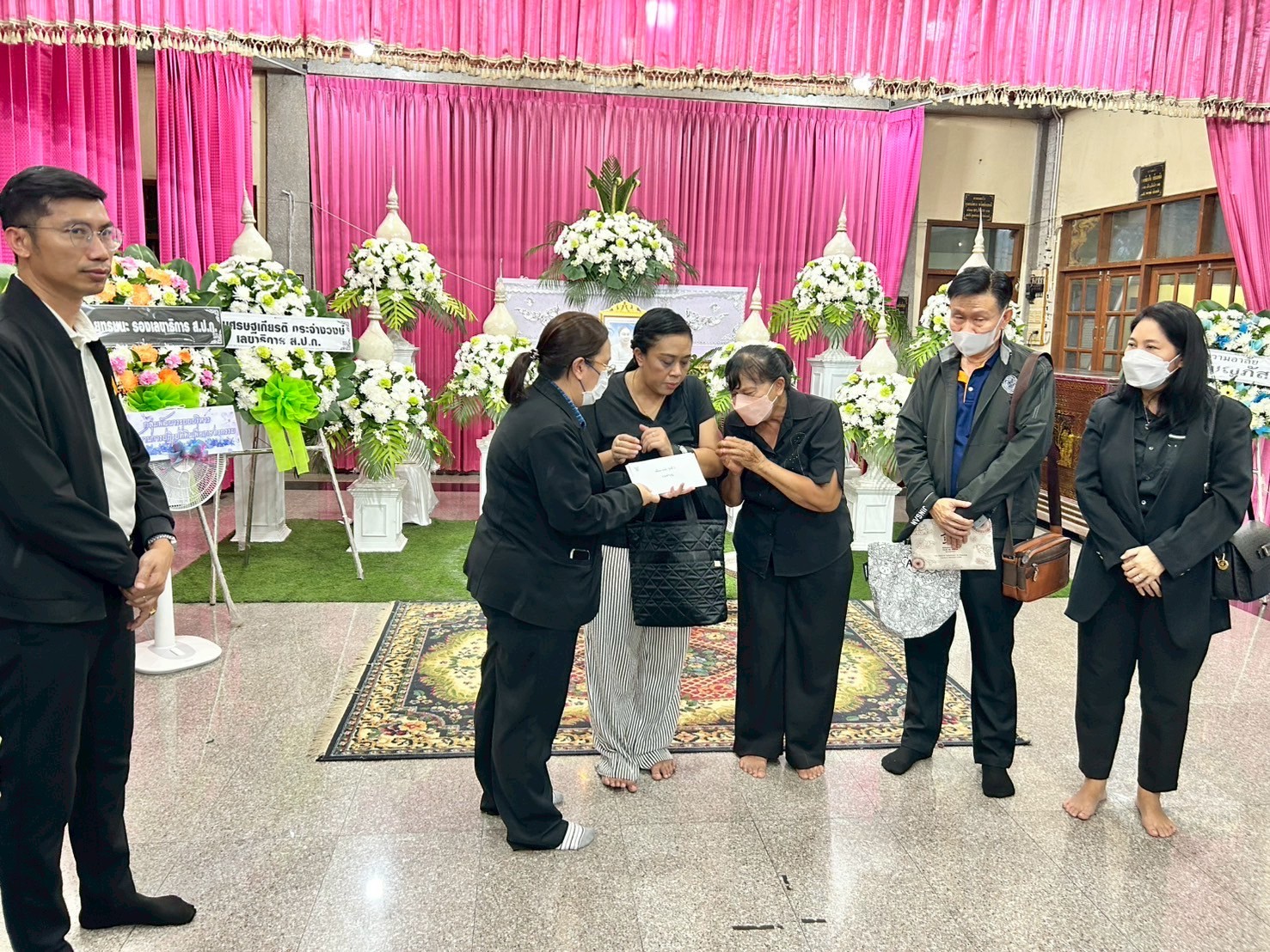 title - ผู้อำนวยการกลุ่มพัฒนาระบบบบริหาร ส.ป.ก. พร้อมด้วยเจ้าหน้าที่ เป็นตัวแทน ส.ป.ก. ในการร่วมฟังพิธีสวดอภิธรรมศพ นางสาวกรวรรณ เตชะภัทรเมธากุล (พลอย)