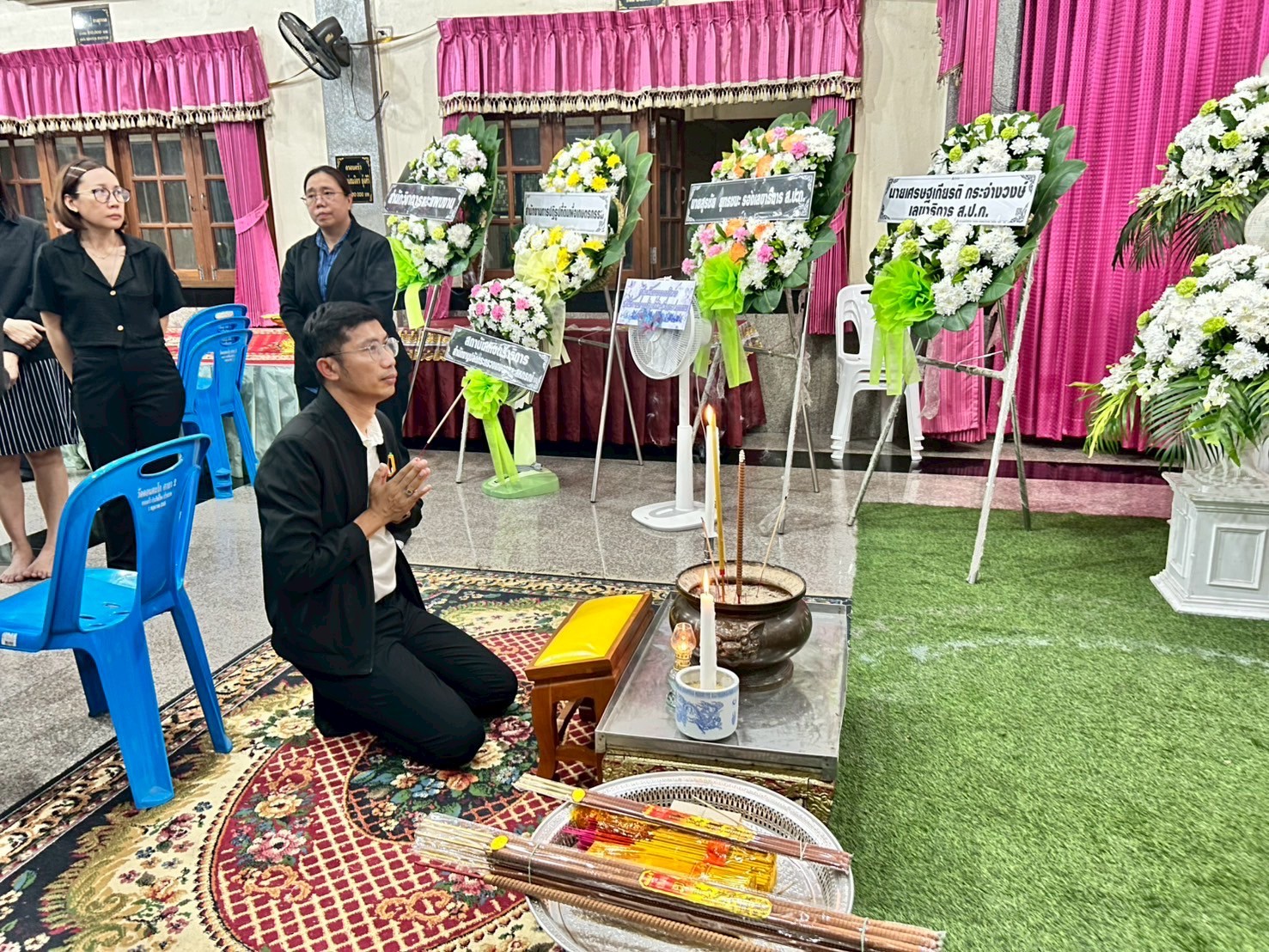 title - ผู้อำนวยการกลุ่มพัฒนาระบบบบริหาร ส.ป.ก. พร้อมด้วยเจ้าหน้าที่ เป็นตัวแทน ส.ป.ก. ในการร่วมฟังพิธีสวดอภิธรรมศพ นางสาวกรวรรณ เตชะภัทรเมธากุล (พลอย)