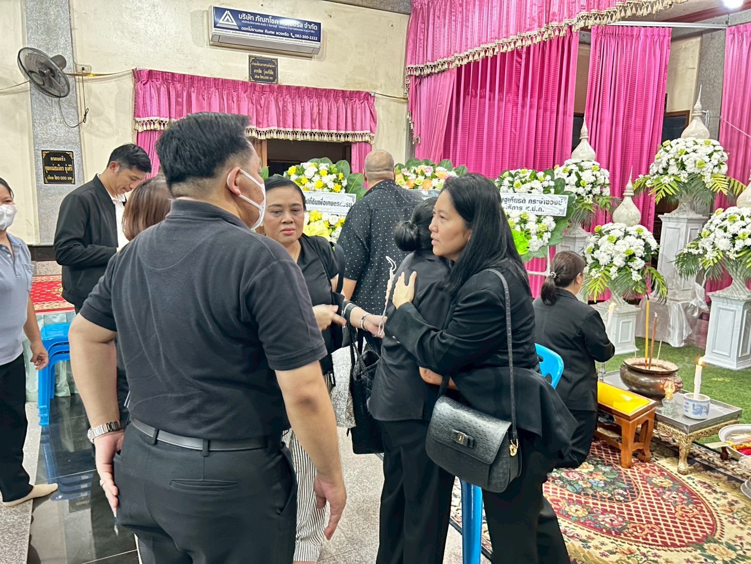 title - ผู้อำนวยการกลุ่มพัฒนาระบบบบริหาร ส.ป.ก. พร้อมด้วยเจ้าหน้าที่ เป็นตัวแทน ส.ป.ก. ในการร่วมฟังพิธีสวดอภิธรรมศพ นางสาวกรวรรณ เตชะภัทรเมธากุล (พลอย)