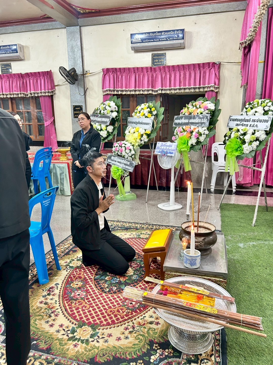 title - ผู้อำนวยการกลุ่มพัฒนาระบบบบริหาร ส.ป.ก. พร้อมด้วยเจ้าหน้าที่ เป็นตัวแทน ส.ป.ก. ในการร่วมฟังพิธีสวดอภิธรรมศพ นางสาวกรวรรณ เตชะภัทรเมธากุล (พลอย)