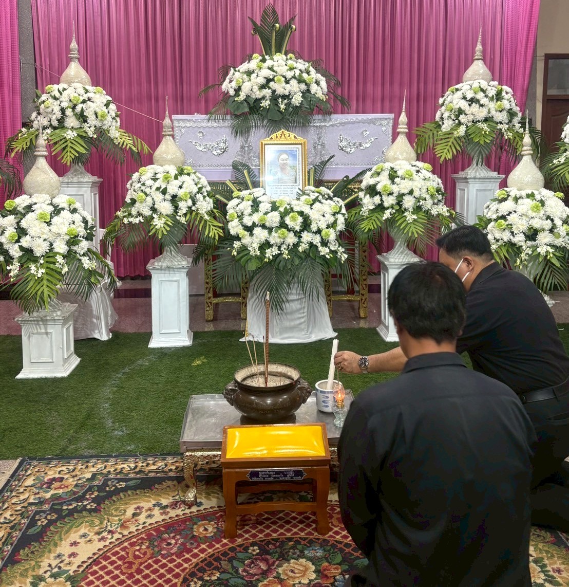 title - ผู้อำนวยการกลุ่มพัฒนาระบบบบริหาร ส.ป.ก. พร้อมด้วยเจ้าหน้าที่ เป็นตัวแทน ส.ป.ก. ในการร่วมฟังพิธีสวดอภิธรรมศพ นางสาวกรวรรณ เตชะภัทรเมธากุล (พลอย)