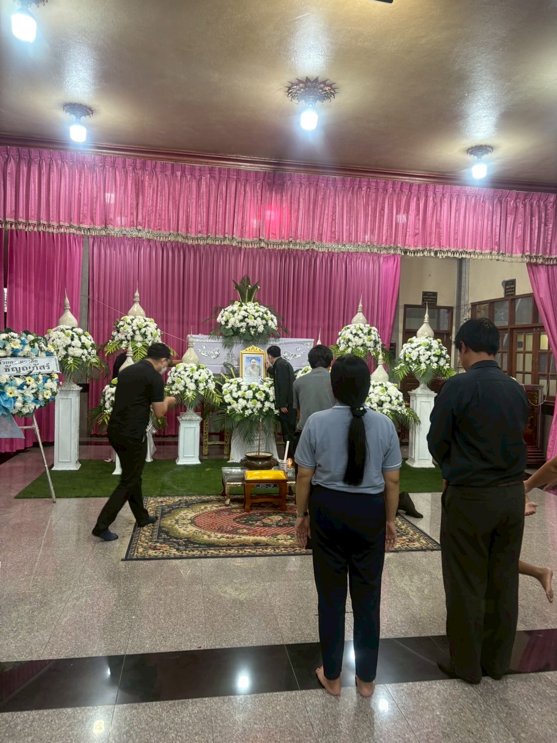 title - ผู้อำนวยการกลุ่มพัฒนาระบบบบริหาร ส.ป.ก. พร้อมด้วยเจ้าหน้าที่ เป็นตัวแทน ส.ป.ก. ในการร่วมฟังพิธีสวดอภิธรรมศพ นางสาวกรวรรณ เตชะภัทรเมธากุล (พลอย)