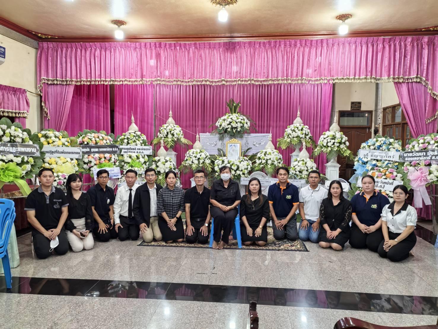 title - ผู้อำนวยการกลุ่มพัฒนาระบบบบริหาร ส.ป.ก. พร้อมด้วยเจ้าหน้าที่ เป็นตัวแทน ส.ป.ก. ในการร่วมฟังพิธีสวดอภิธรรมศพ นางสาวกรวรรณ เตชะภัทรเมธากุล (พลอย)