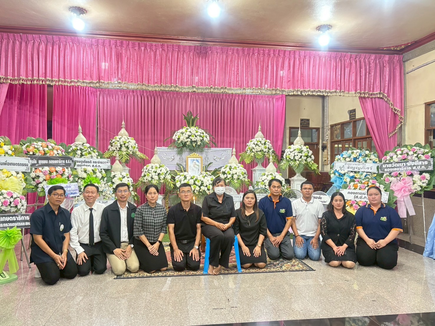 title - ผู้อำนวยการกลุ่มพัฒนาระบบบบริหาร ส.ป.ก. พร้อมด้วยเจ้าหน้าที่ เป็นตัวแทน ส.ป.ก. ในการร่วมฟังพิธีสวดอภิธรรมศพ นางสาวกรวรรณ เตชะภัทรเมธากุล (พลอย)