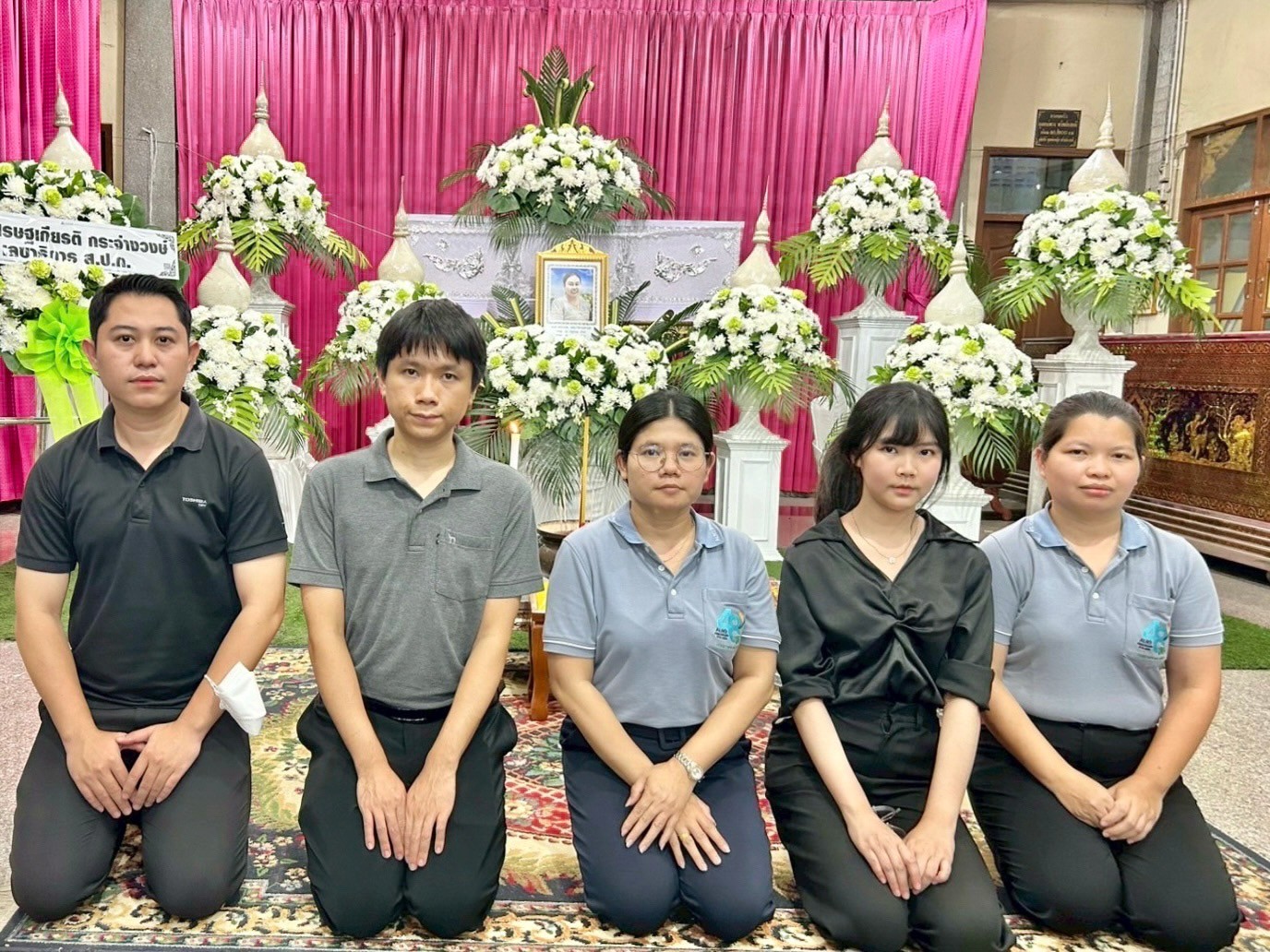 title - ผู้อำนวยการกลุ่มพัฒนาระบบบบริหาร ส.ป.ก. พร้อมด้วยเจ้าหน้าที่ เป็นตัวแทน ส.ป.ก. ในการร่วมฟังพิธีสวดอภิธรรมศพ นางสาวกรวรรณ เตชะภัทรเมธากุล (พลอย)