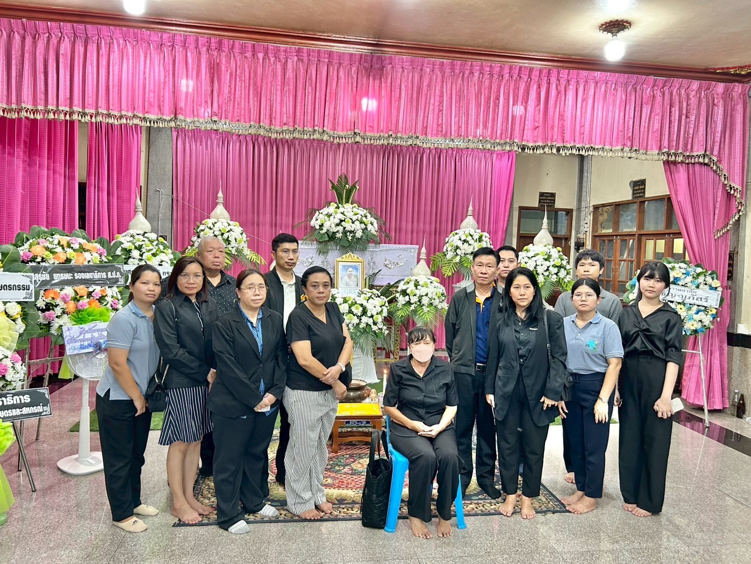 title - ผู้อำนวยการกลุ่มพัฒนาระบบบบริหาร ส.ป.ก. พร้อมด้วยเจ้าหน้าที่ เป็นตัวแทน ส.ป.ก. ในการร่วมฟังพิธีสวดอภิธรรมศพ นางสาวกรวรรณ เตชะภัทรเมธากุล (พลอย)