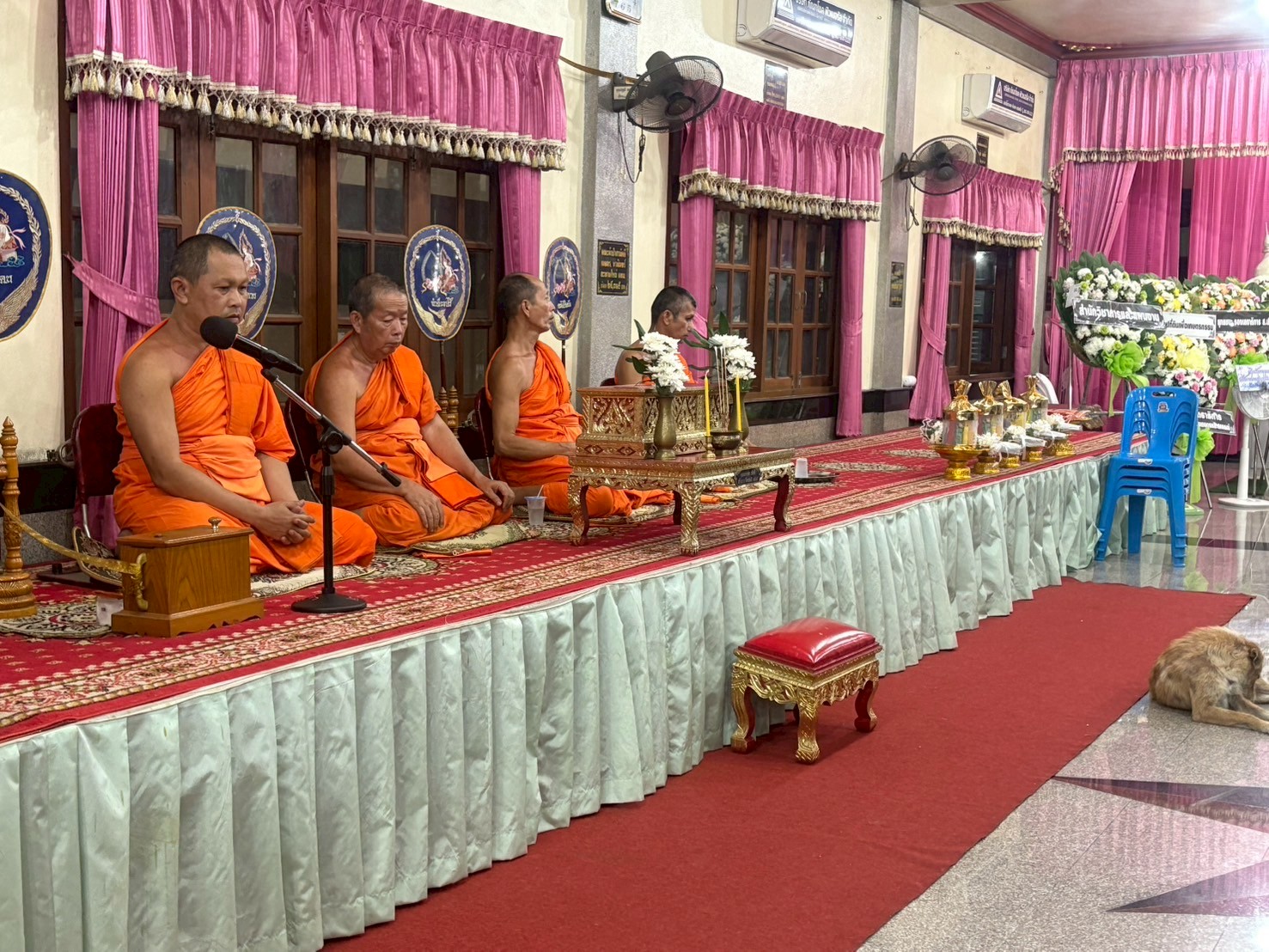 title - ผู้อำนวยการกลุ่มพัฒนาระบบบบริหาร ส.ป.ก. พร้อมด้วยเจ้าหน้าที่ เป็นตัวแทน ส.ป.ก. ในการร่วมฟังพิธีสวดอภิธรรมศพ นางสาวกรวรรณ เตชะภัทรเมธากุล (พลอย)