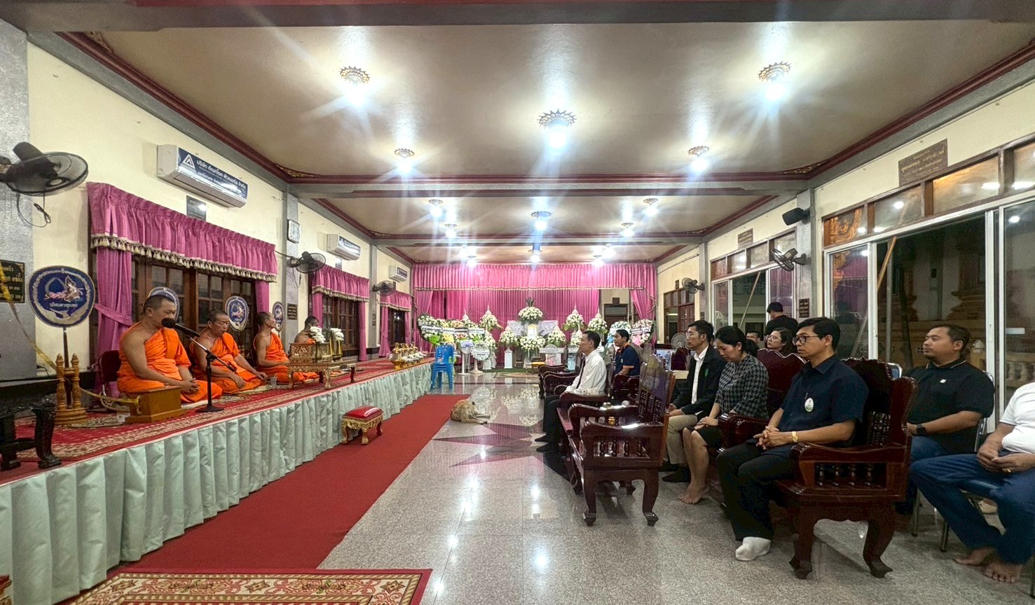 title - ผู้อำนวยการกลุ่มพัฒนาระบบบบริหาร ส.ป.ก. พร้อมด้วยเจ้าหน้าที่ เป็นตัวแทน ส.ป.ก. ในการร่วมฟังพิธีสวดอภิธรรมศพ นางสาวกรวรรณ เตชะภัทรเมธากุล (พลอย)