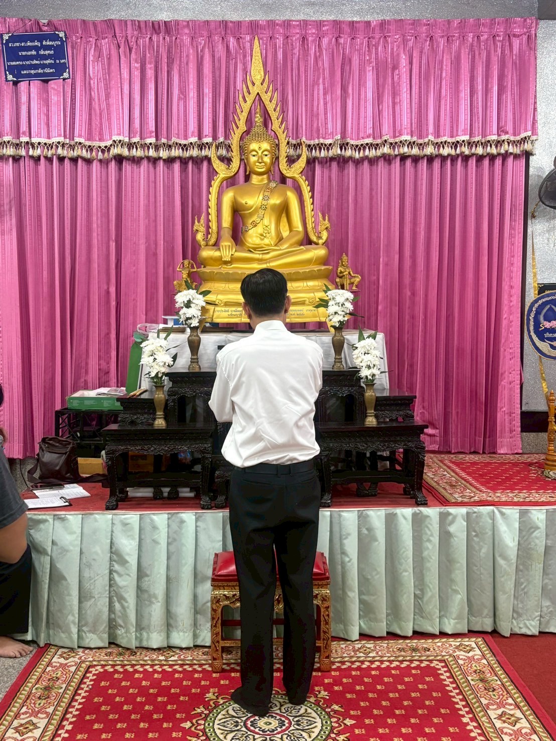 title - ผู้อำนวยการกลุ่มพัฒนาระบบบบริหาร ส.ป.ก. พร้อมด้วยเจ้าหน้าที่ เป็นตัวแทน ส.ป.ก. ในการร่วมฟังพิธีสวดอภิธรรมศพ นางสาวกรวรรณ เตชะภัทรเมธากุล (พลอย)