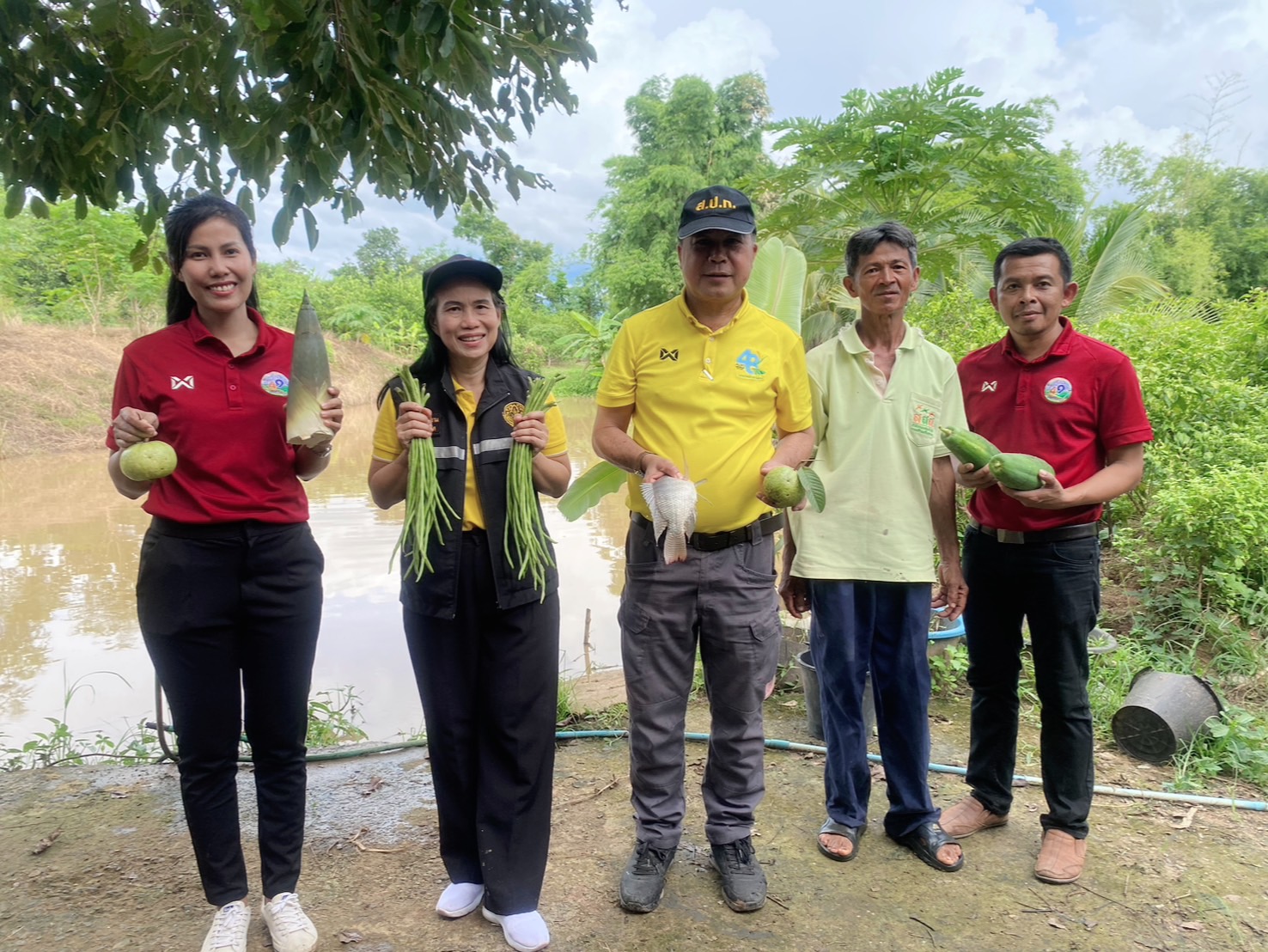 ผู้ตรวจราชการ ส.ป.ก. (เขต 15,16 และ 17) ลงพื้นที่ตรวจเยี่ยมโครงการโครงการส่งเสริมการดำเนินงานอันเนื่องมาจากพระราชดำริ กิจกรรมส่งเสริมการปลูกหญ้าแฝก ณ จังหวัดพิษณุโลก
