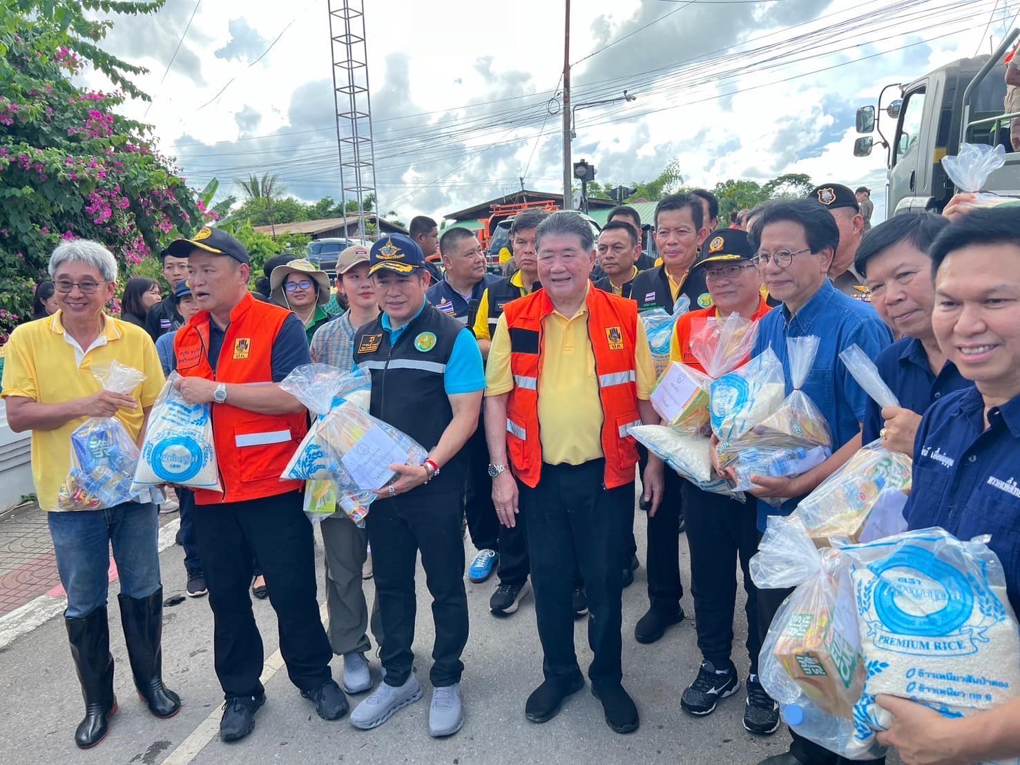 ส.ป.ก. ร่วมลงพื้นที่กับคณะรัฐมนตรีเกษตรฯ ช่วยเหลือผู้ประสบอุทกภัยในจังหวัดแพร่